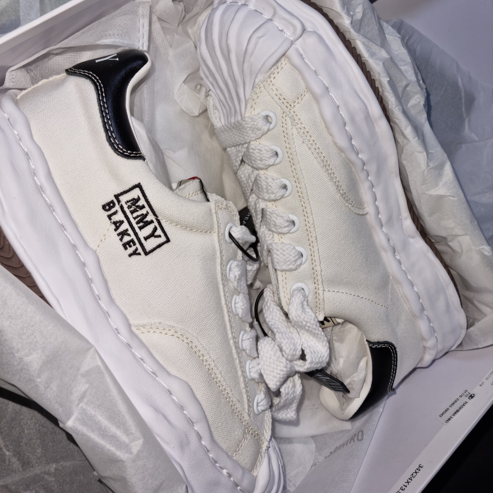 Maison Mihara Yasuhiro Blakey OG Sole Canvas Low-top Sneakers White 착용 스타일 - 2