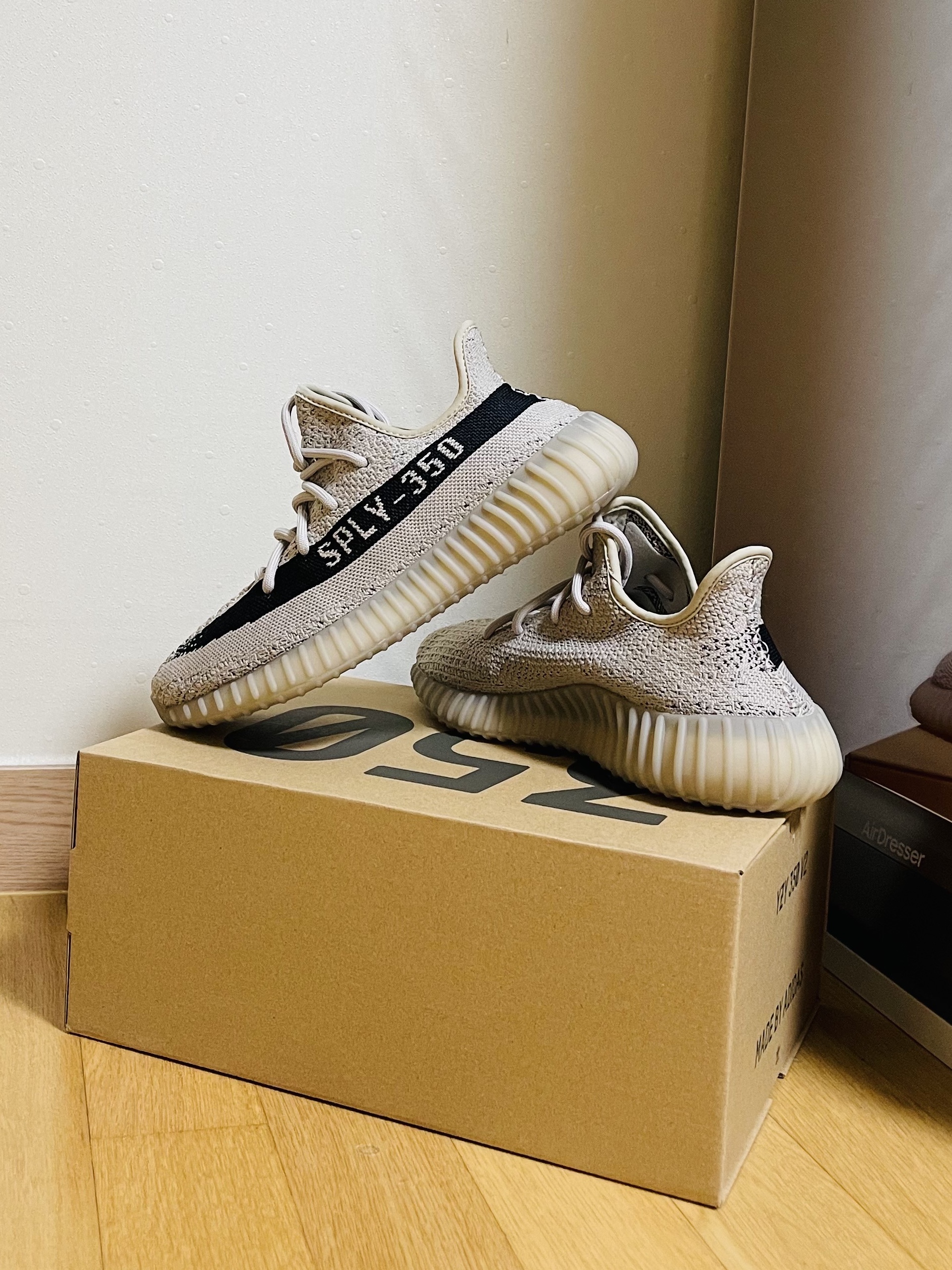 Adidas Yeezy Boost 350 V2 Slate Core Black 2022/2023 착용 스타일