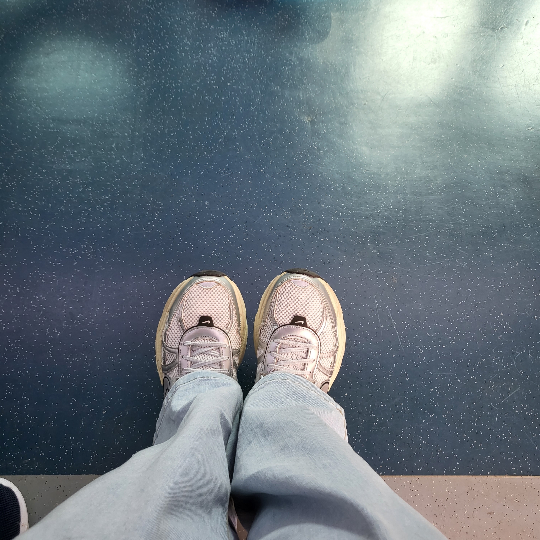 Nike V2K Run Summit White Metallic Silver 착용 스타일