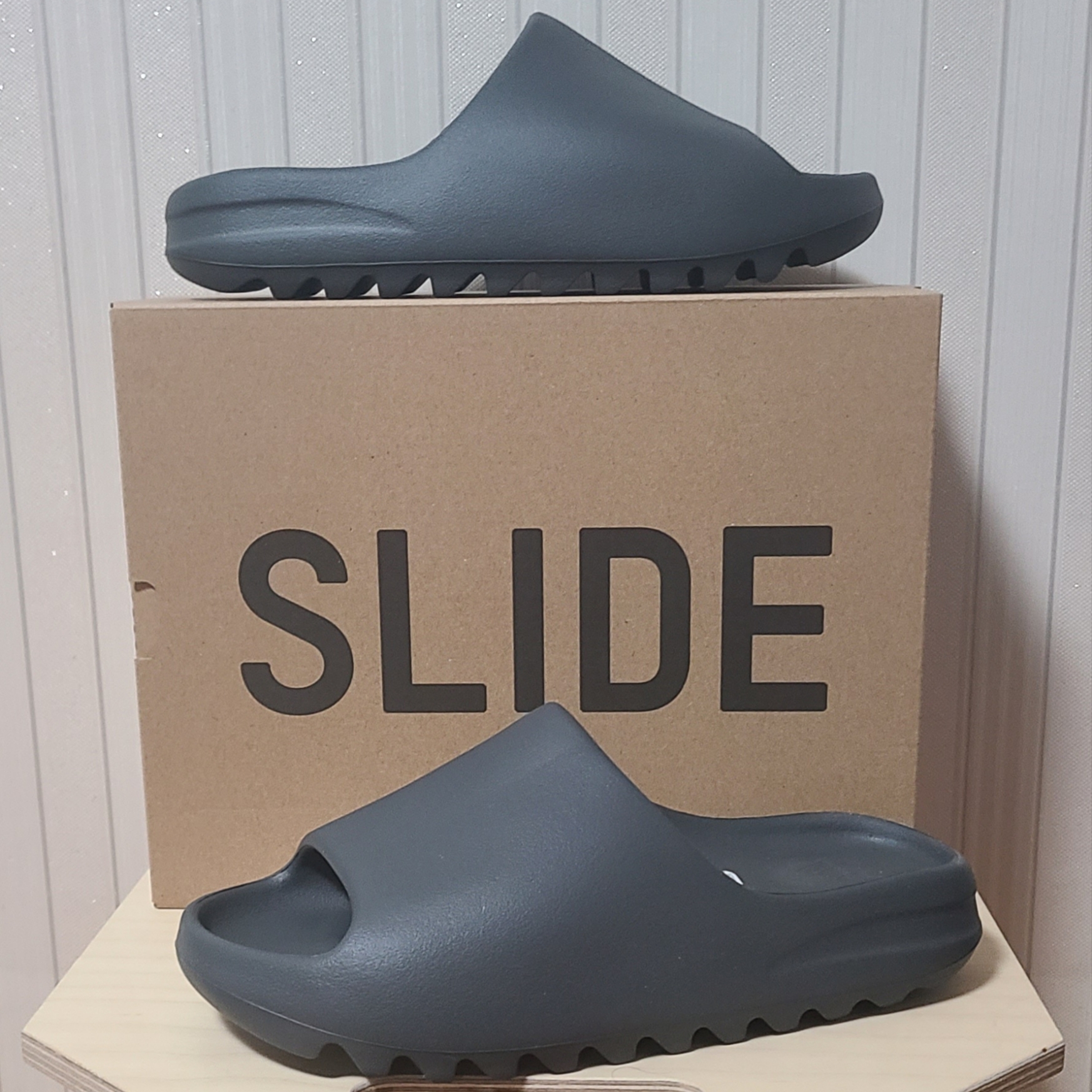 Adidas Yeezy Slide Granite 착용 스타일