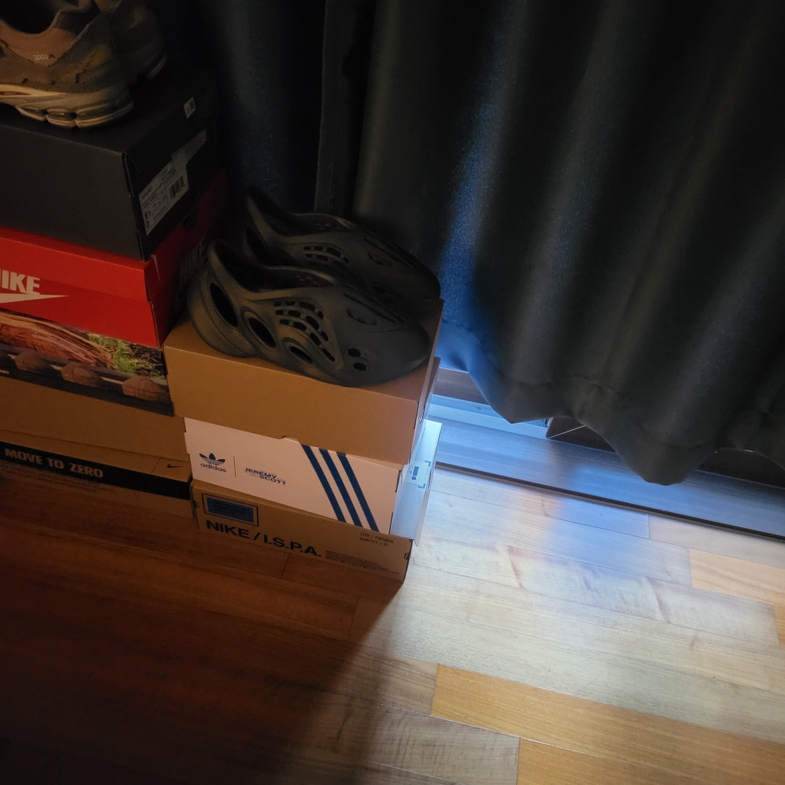 Adidas Yeezy Foam RNNR Carbon 착용 스타일