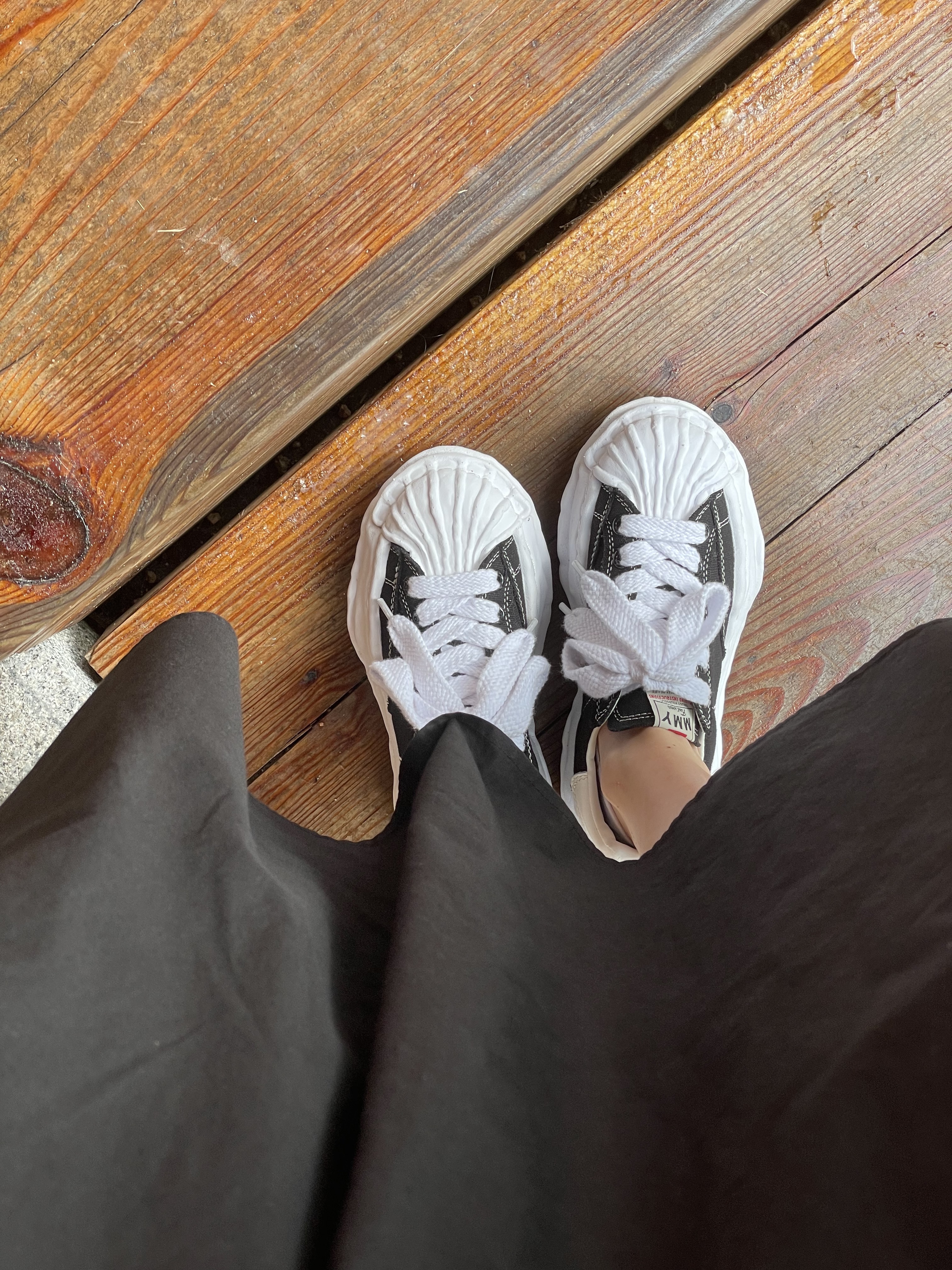 Maison Mihara Yasuhiro Blakey OG Sole Canvas Low-top Sneakers Black White 착용 스타일 - 2