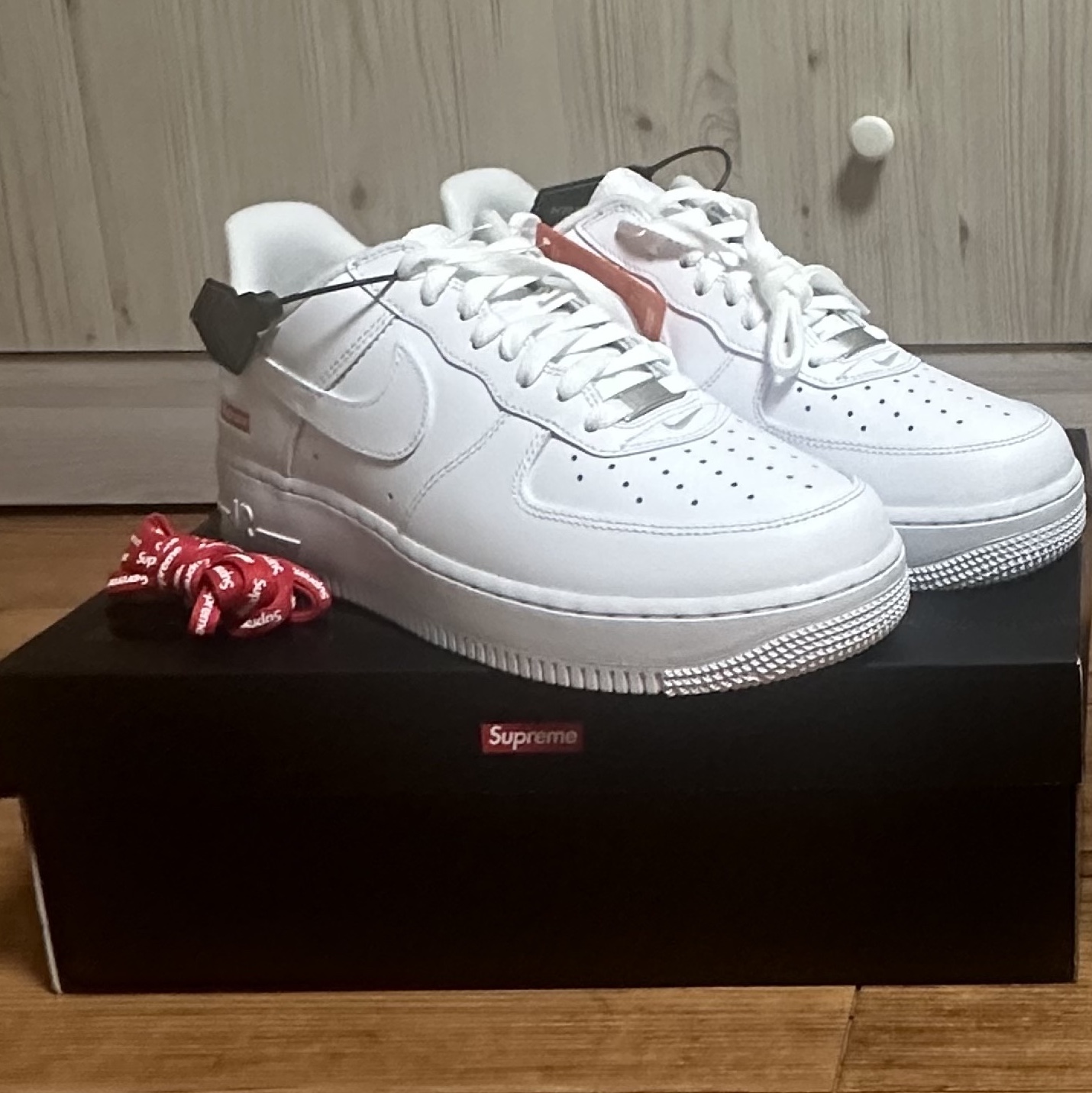 Nike x Supreme Air Force 1 Low White 착용 스타일 - 2