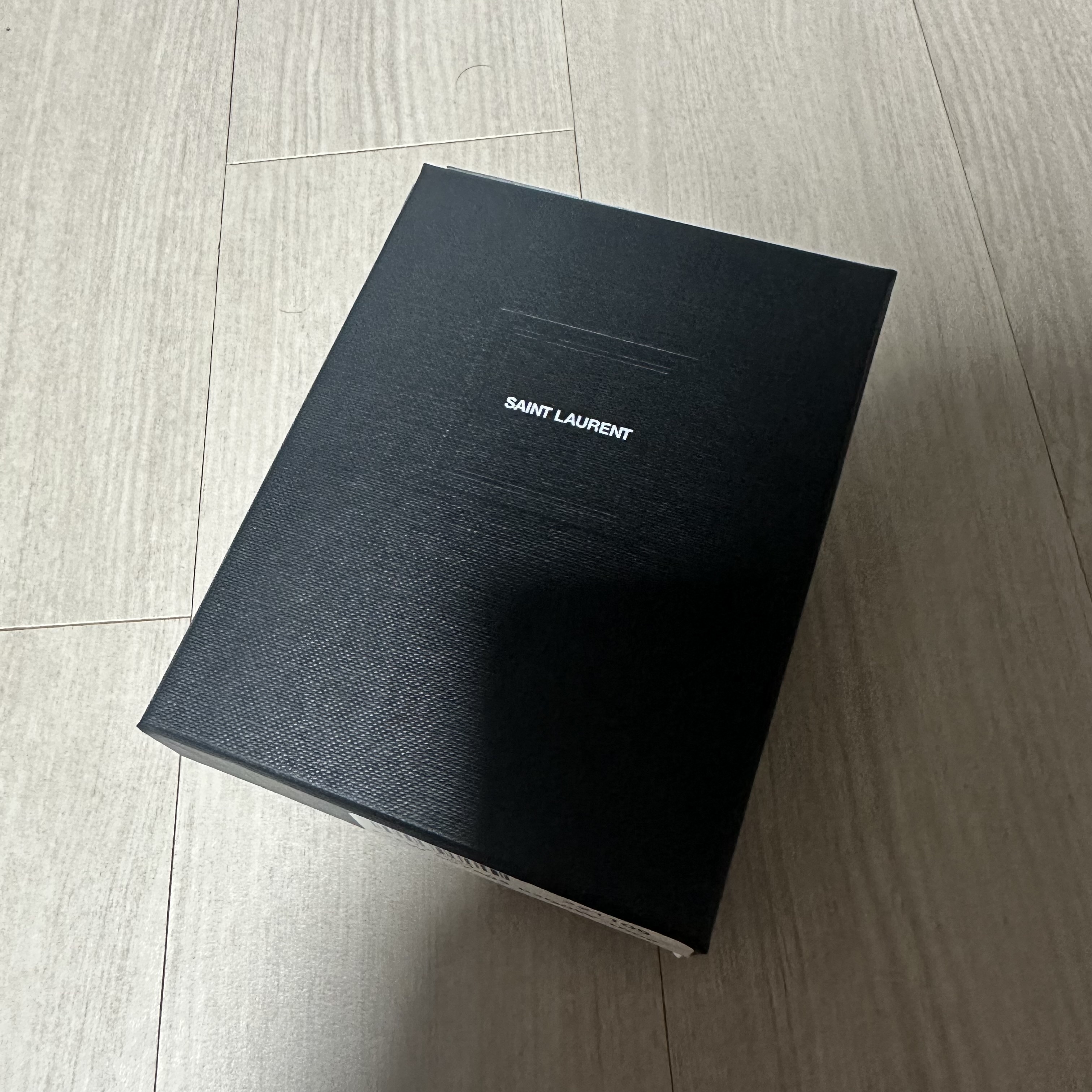 Saint Laurent Tiny Monogram Shiny Leather Card Case Black 착용 스타일 - 3