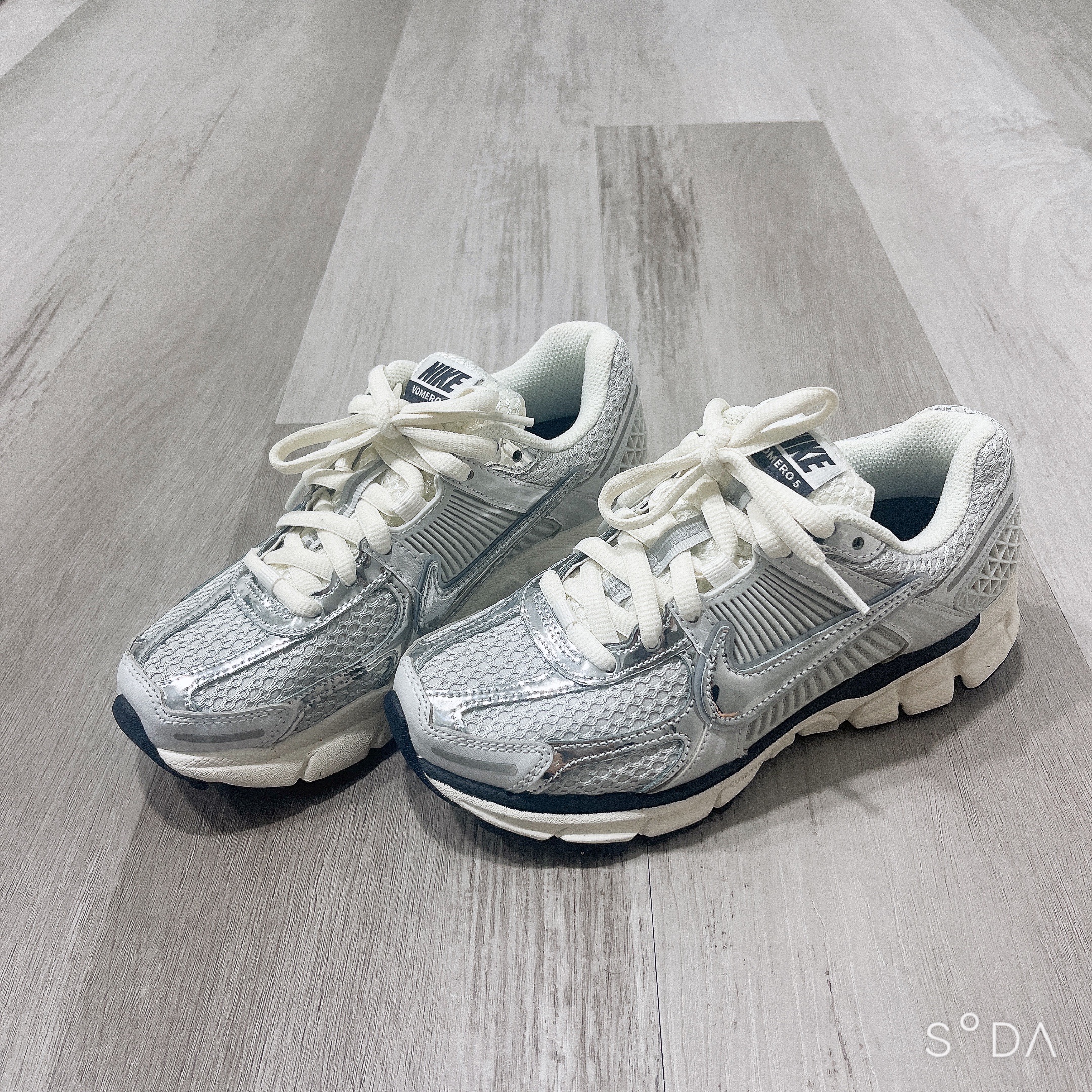 (W) Nike Zoom Vomero 5 Photon Dust and Metallic Silver 착용 스타일