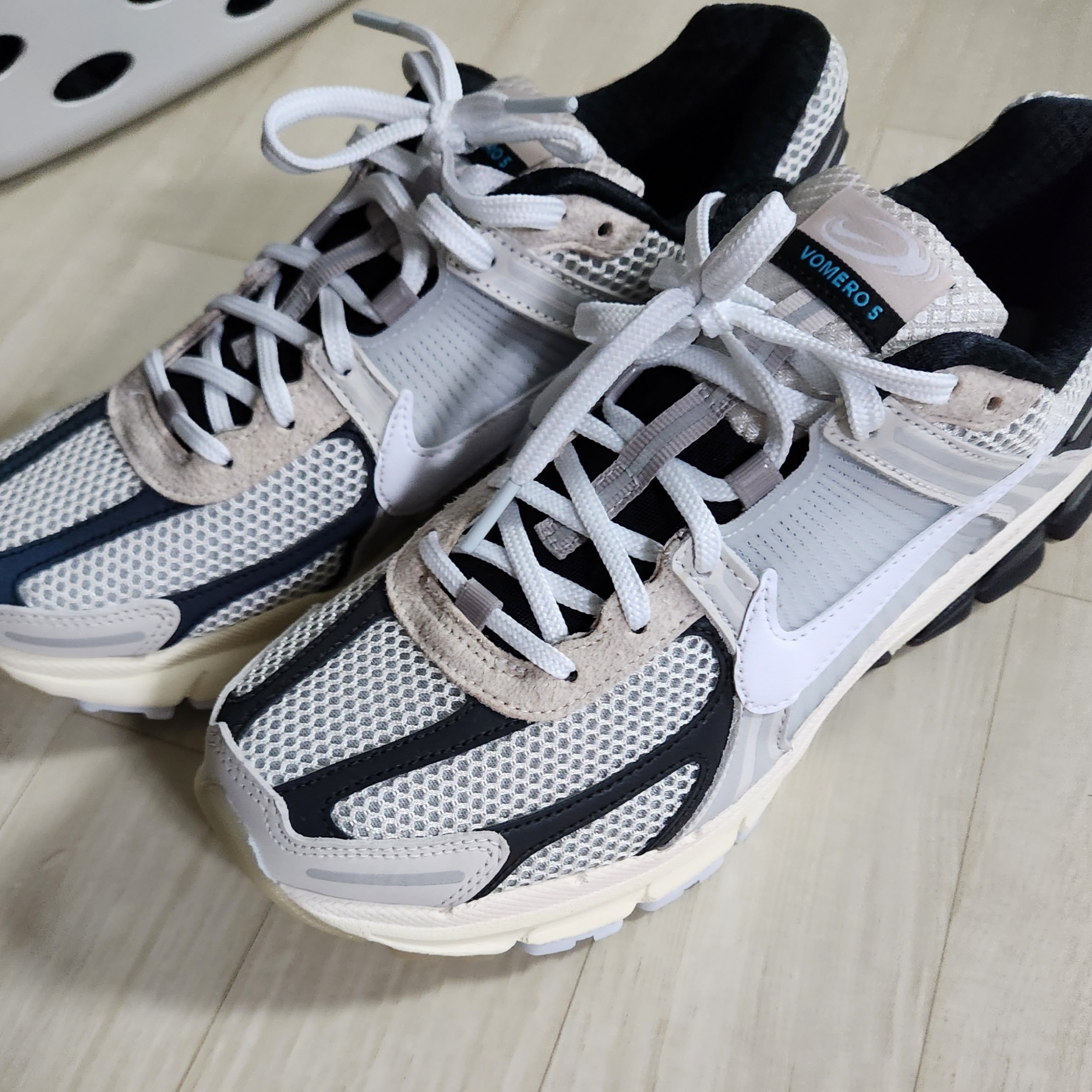Nike Zoom Vomero 5 Light Bone and Black 착용 스타일