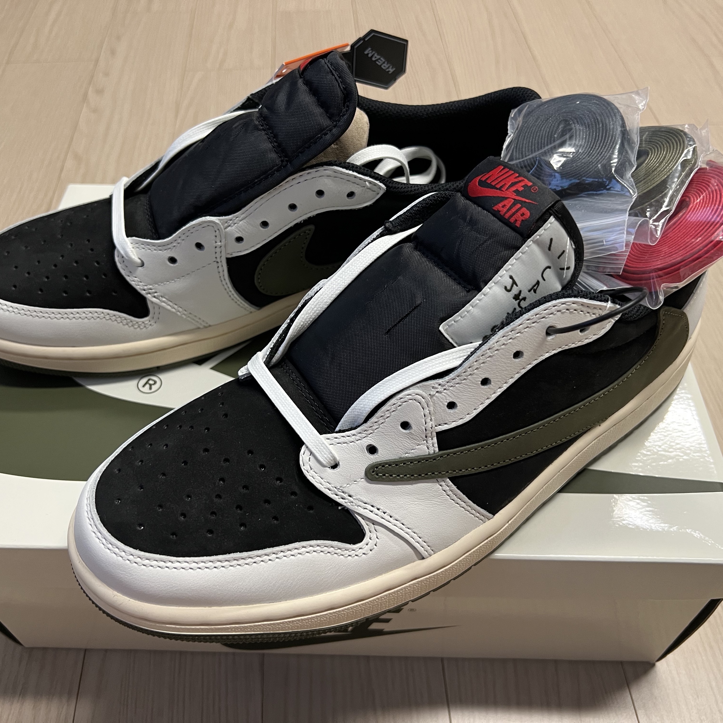 (W) Jordan 1 x Travis Scott Retro Low OG SP Medium Olive 착용 스타일 - 2