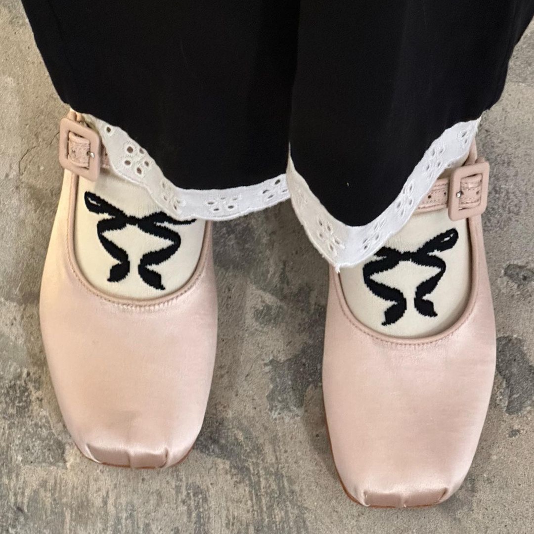(W) Sandy Liang Corsage Hair Elastic Red, (W) Sandy Liang Mary Jane Pointe Shoe Black Satin 착용 스타일 - 4