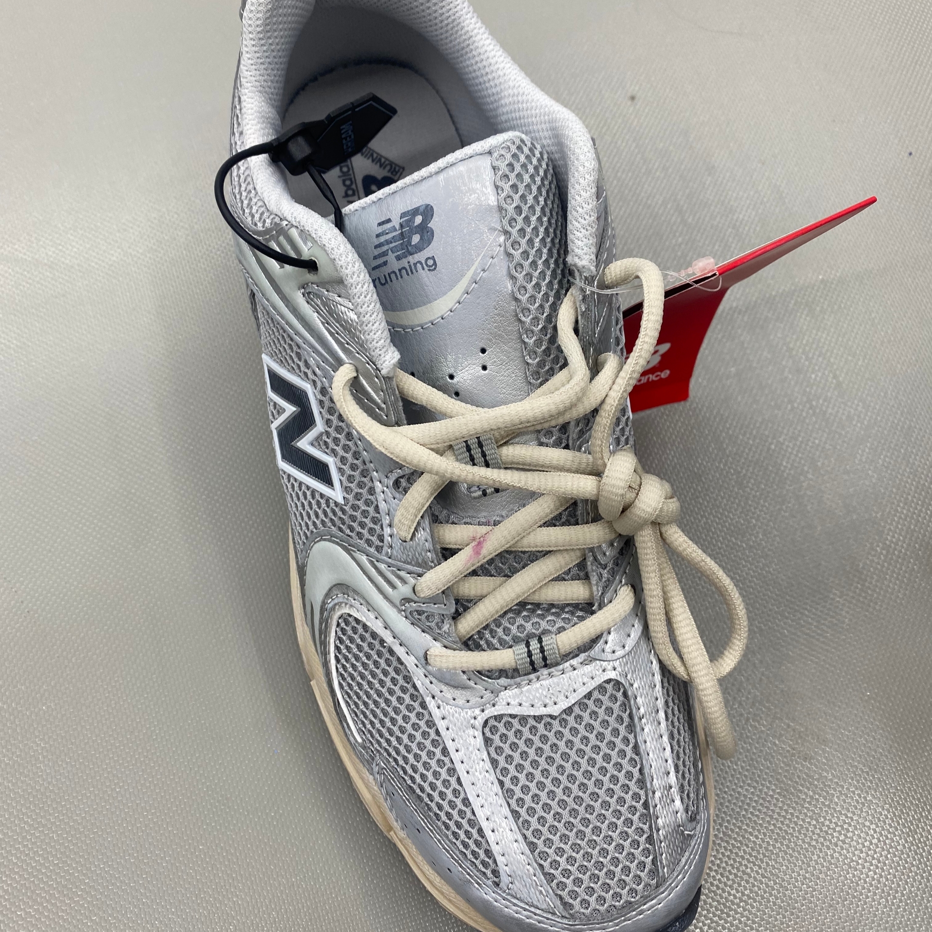 New Balance 530 Vintage Metallic Silver 착용 스타일 - 2