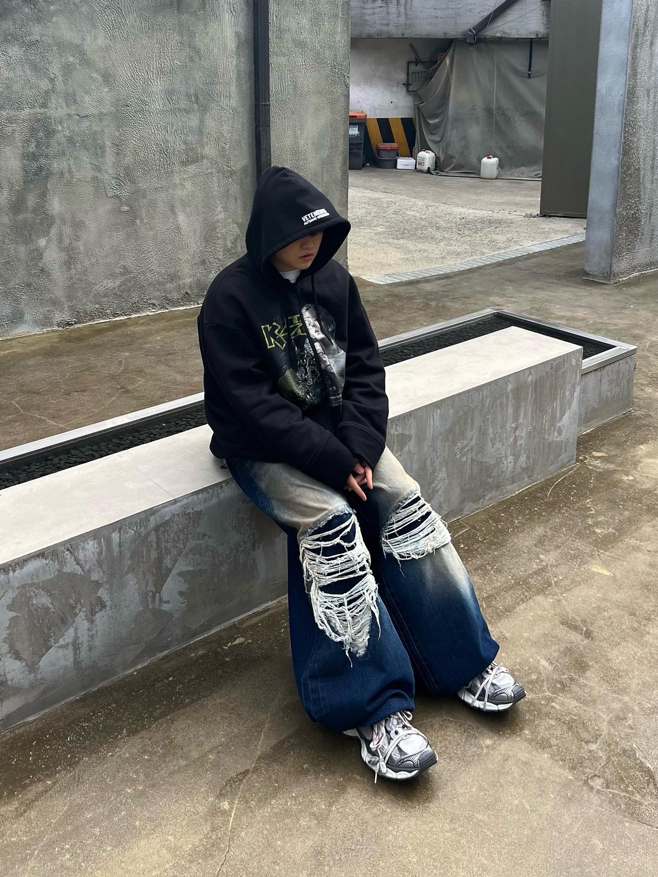 Balenciaga 3XL Sneakers Grey White Red 착용 스타일 - 1