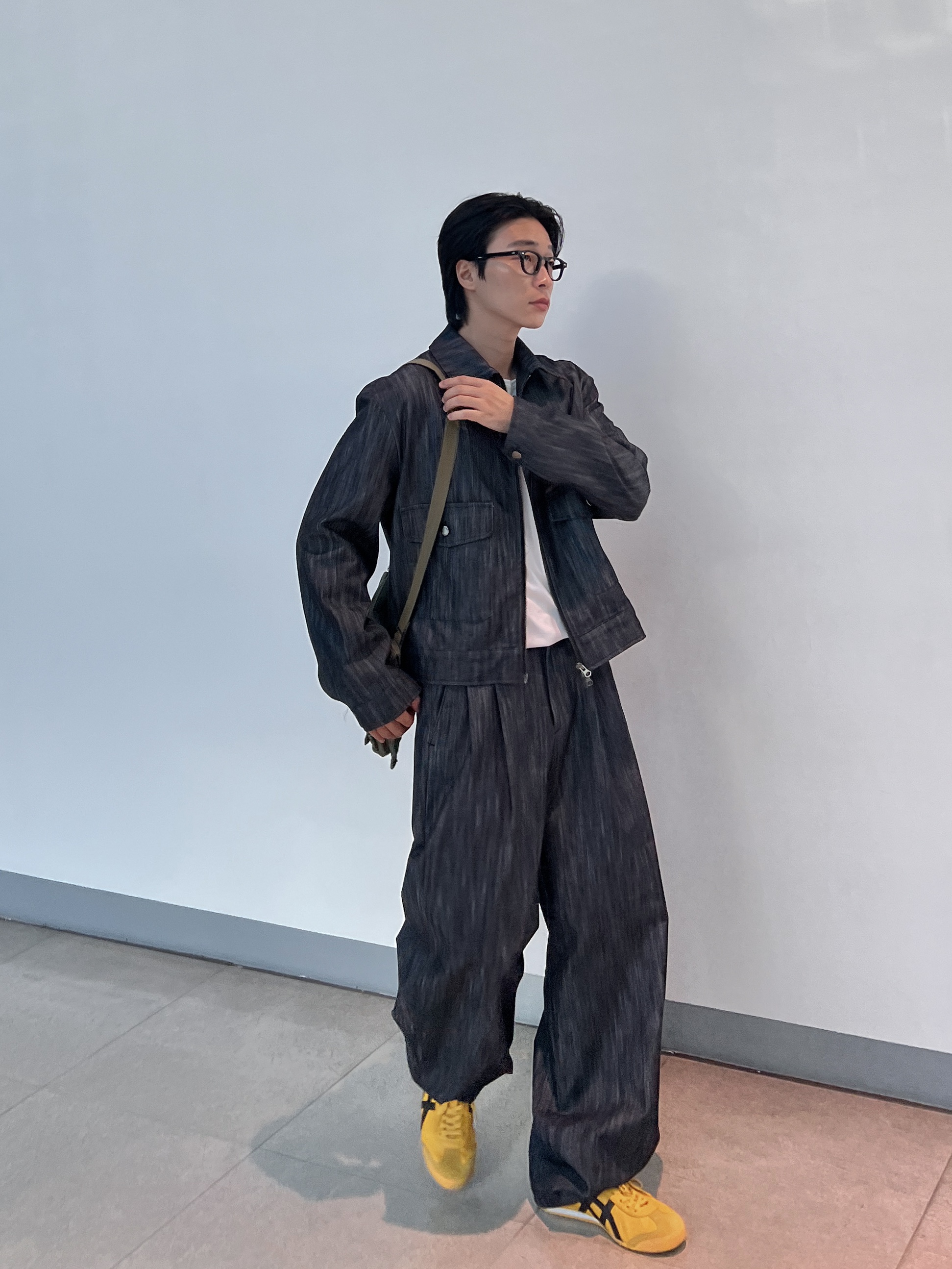 Onitsuka Tiger Mexico 66 Yellow Black 착용 스타일 - 1