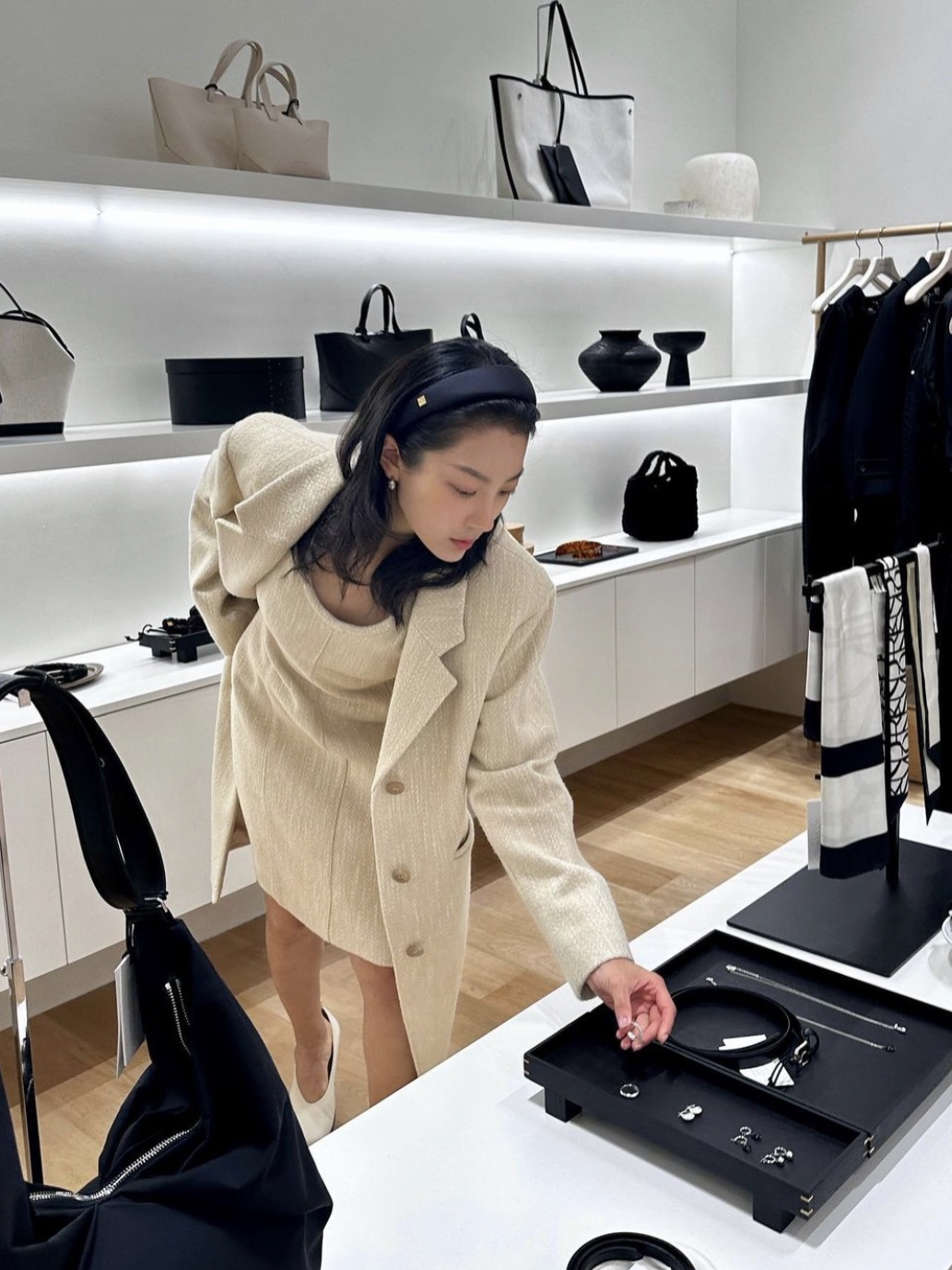 Kindersalmon Women Single Coat Macadamia - FW23, Kindersalmon Women Sleeveless Deep Neck Dress Beige - FW23 착용 스타일