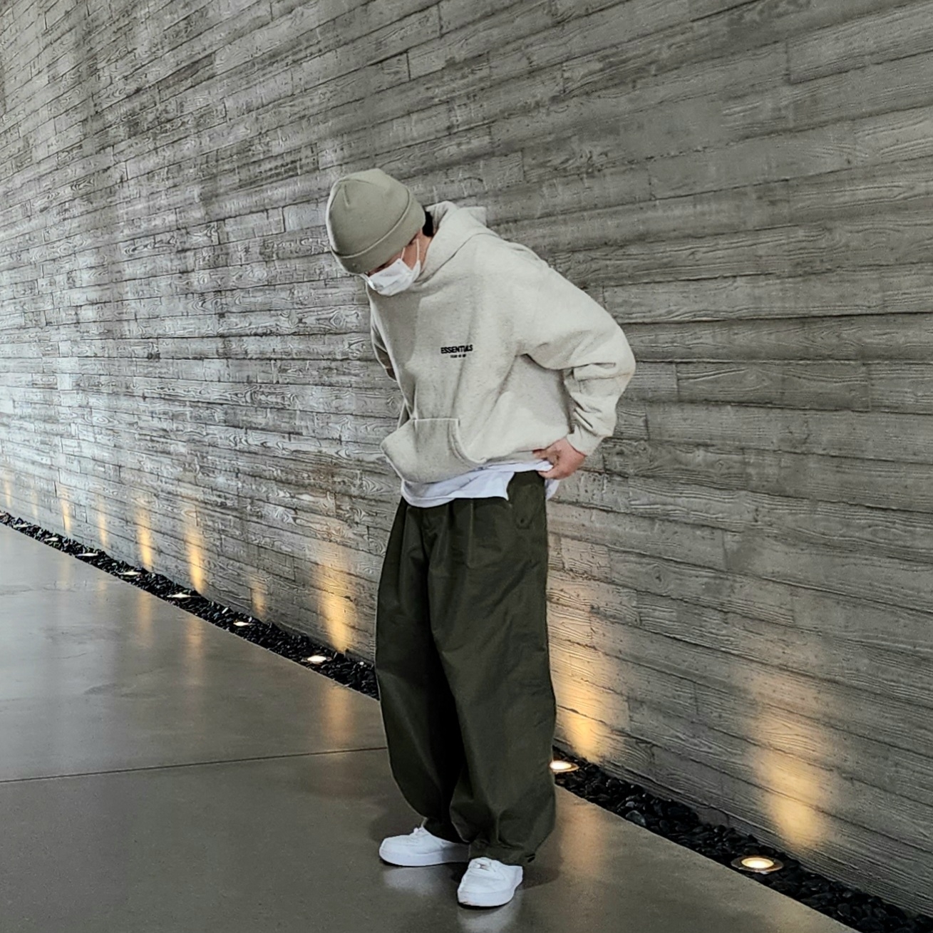 Essentials The Core Collection Hoodie Light Oatmeal 착용 스타일