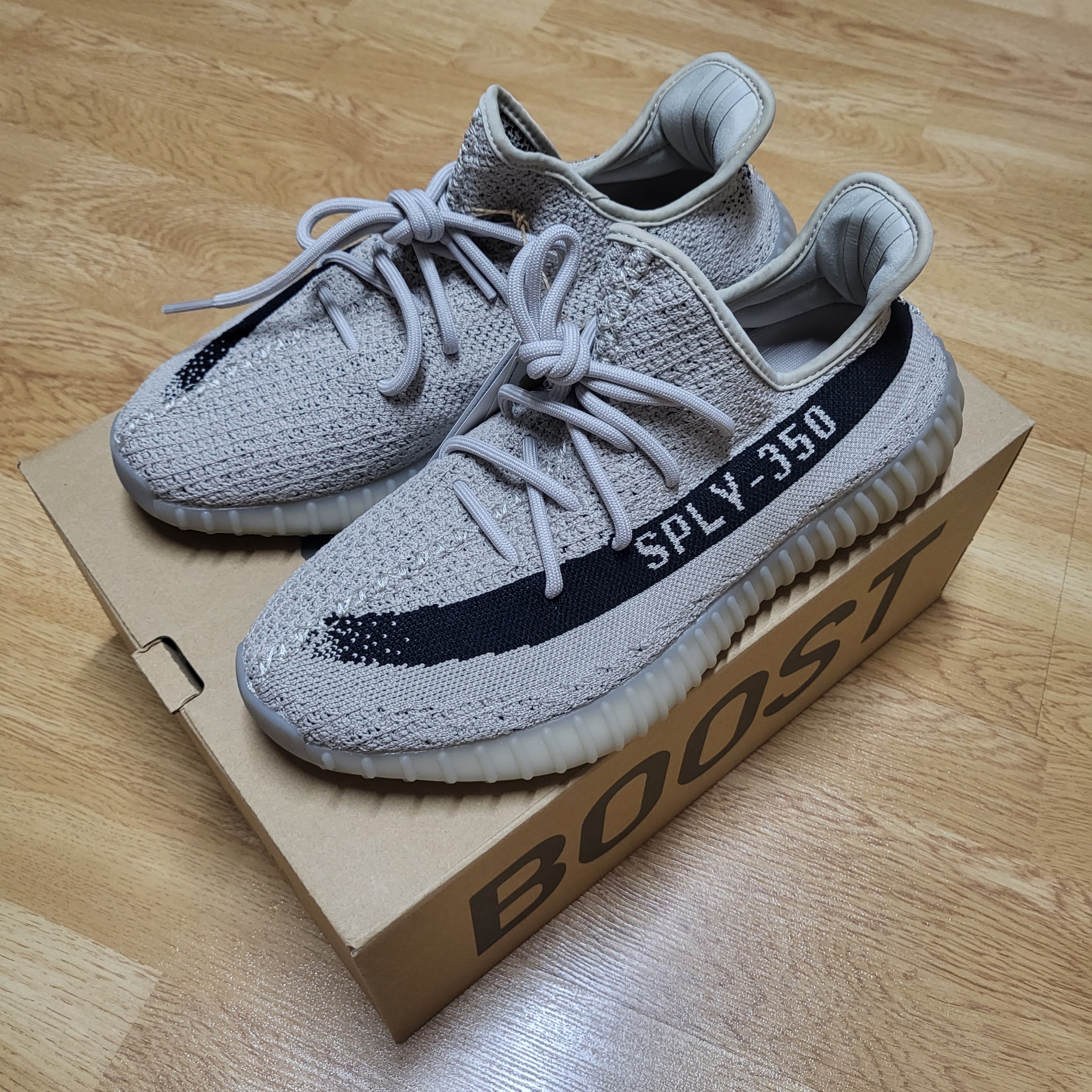 Adidas Yeezy Boost 350 V2 Slate Core Black 2022/2023 착용 스타일 - 1