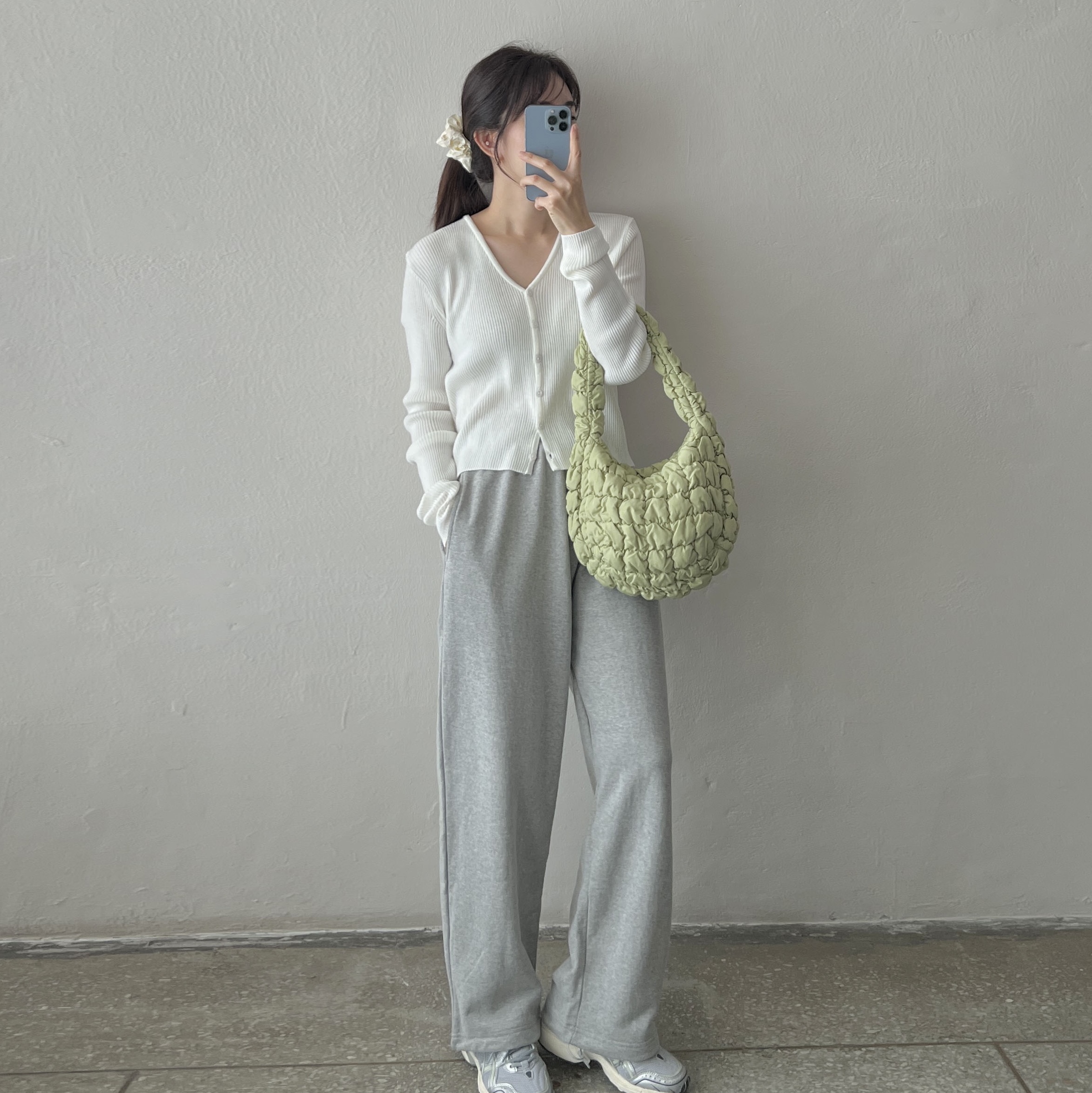 COS Quilted Mini Bag Light Green 착용 스타일 - 1