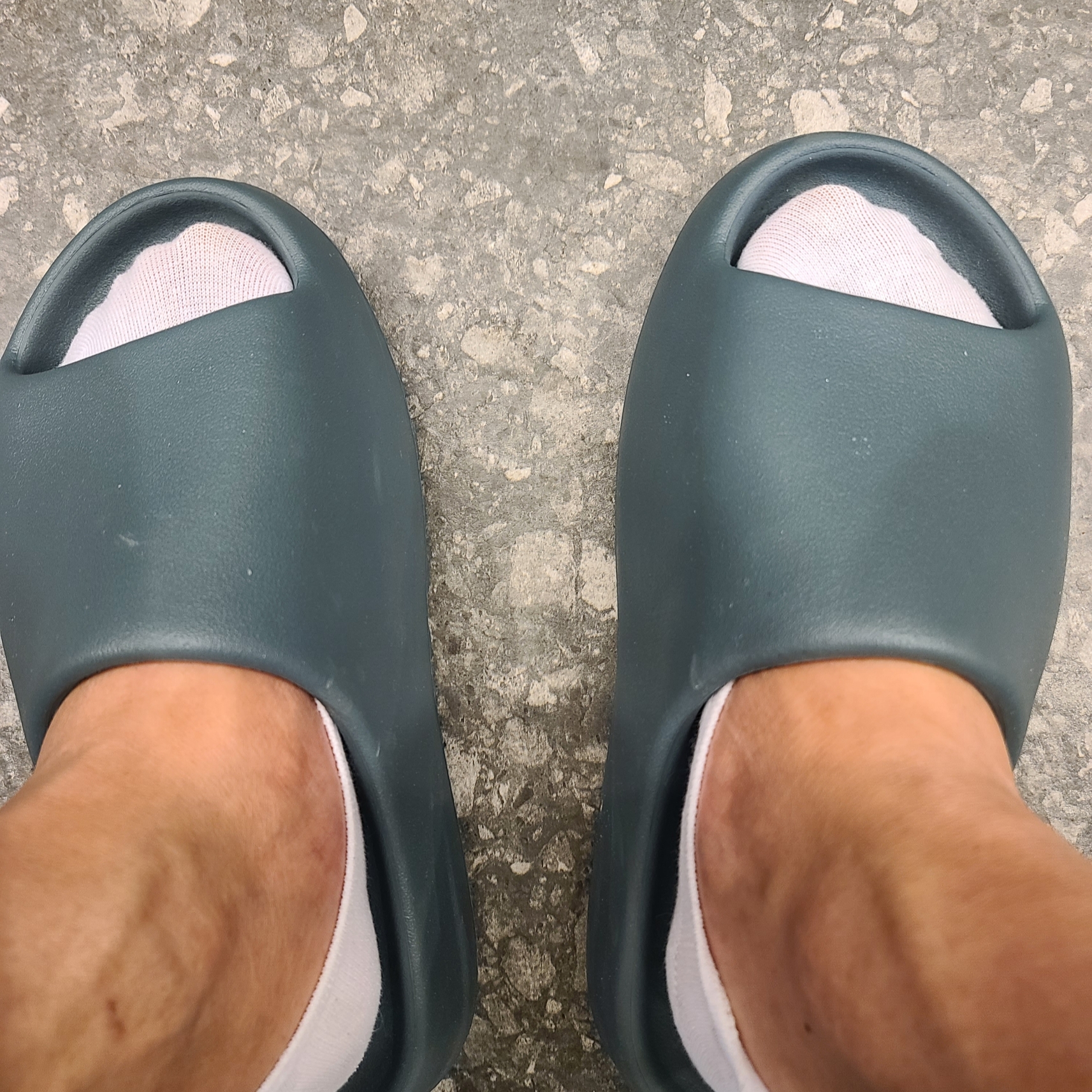 Adidas Yeezy Slide Slate Marine 착용 스타일