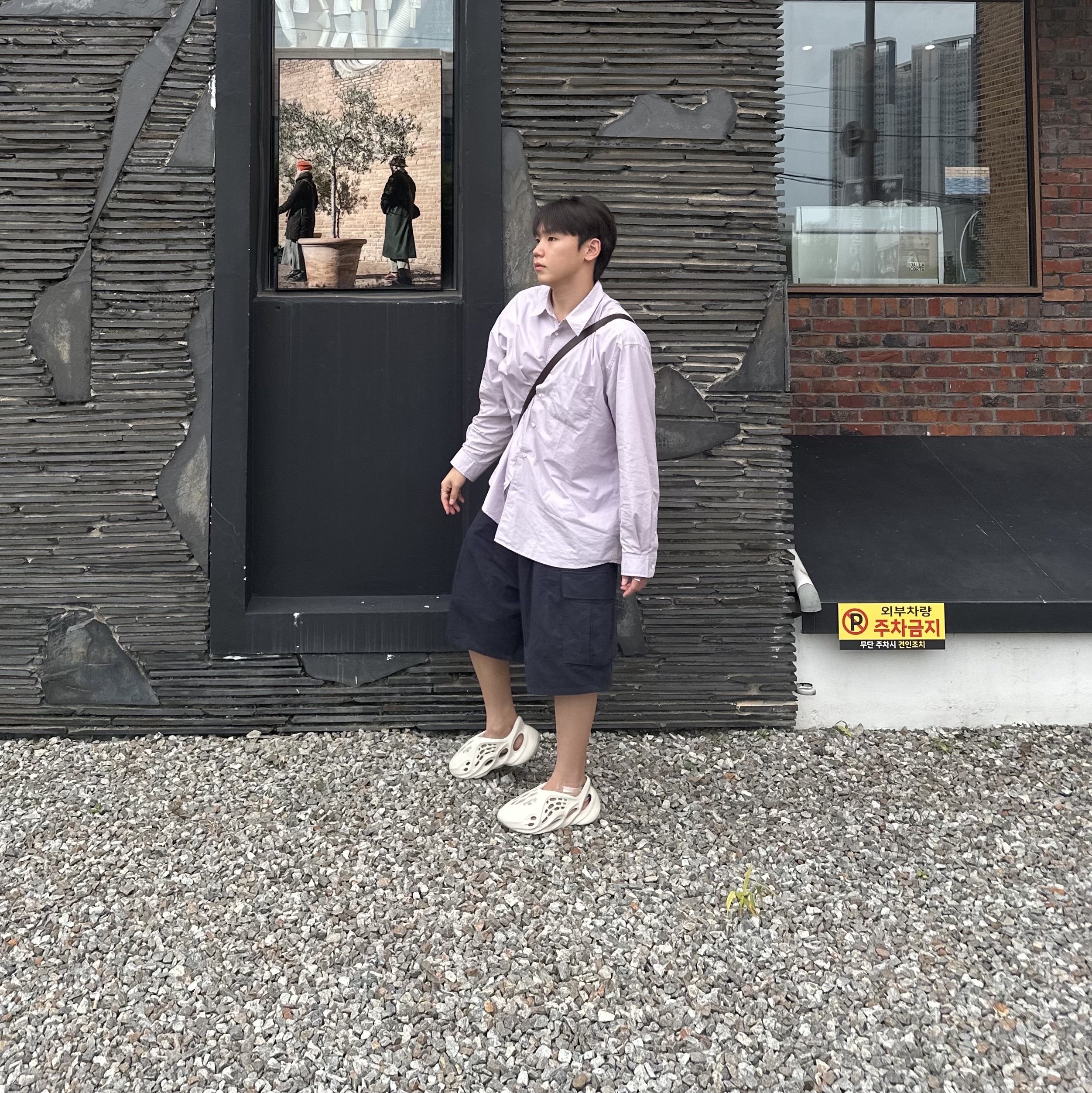 Adidas Yeezy Foam RNNR Sand 착용 스타일 - 2
