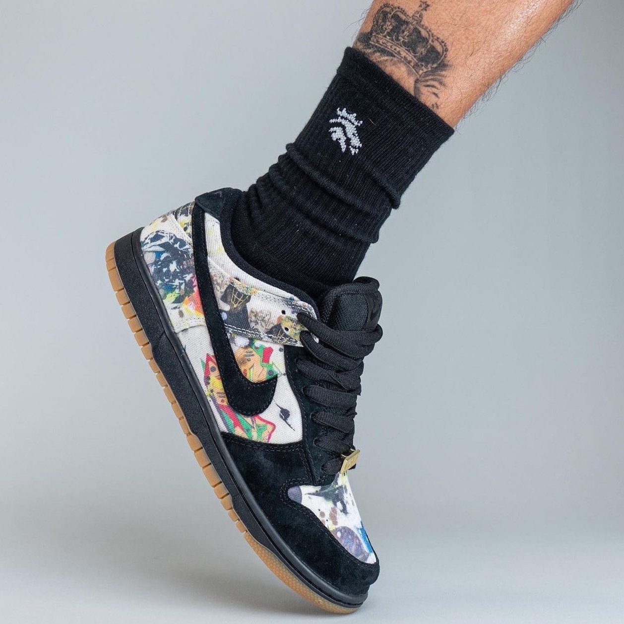 Nike x Supreme SB Dunk Low QS Rammellzee Black, Nike x Supreme SB Dunk High QS Rammellzee White 착용 스타일 - 3