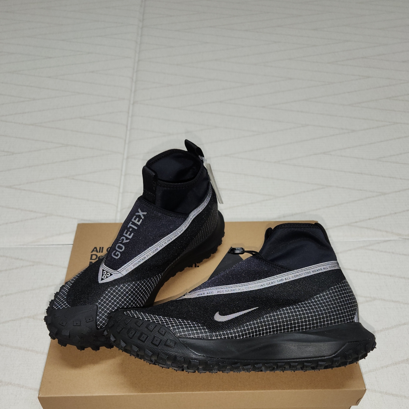 Nike ACG Mountain Fly Gore-Tex Black and Dark Grey 착용 스타일 - 2