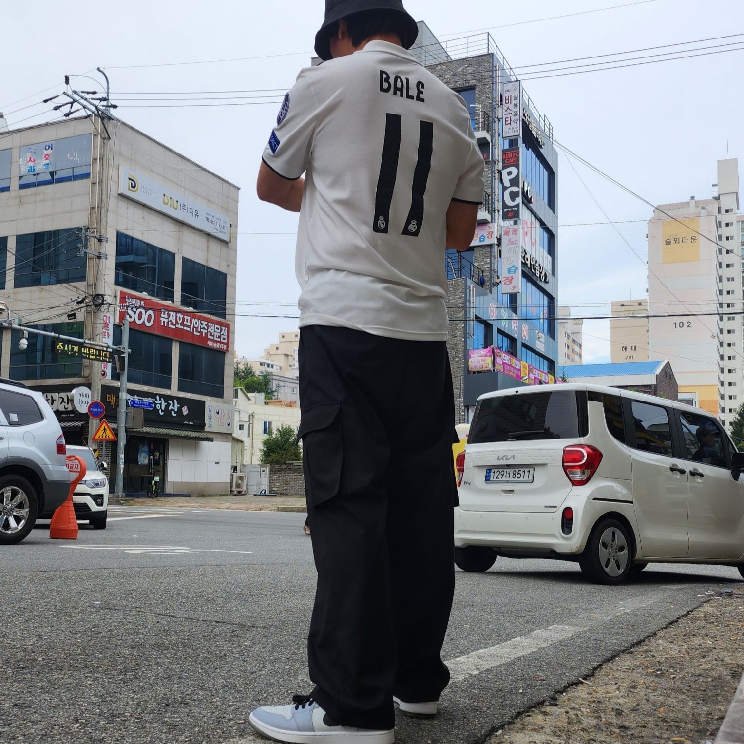 Stussy Stock Lock Deep Bucket Hat Black, Jordan 1 Low Golf Wolf Grey 착용 스타일 - 2
