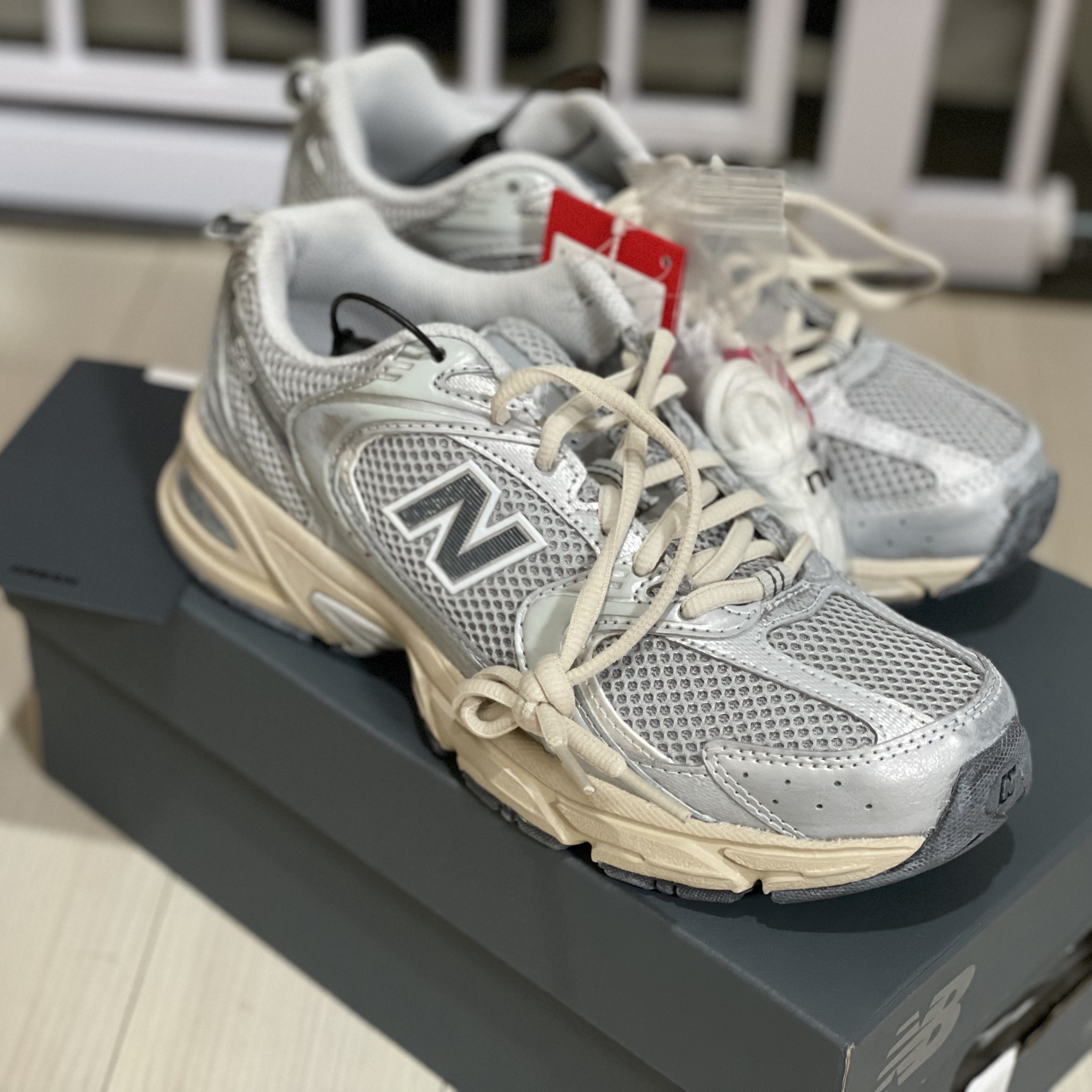 New Balance 530 Vintage Metallic Silver 착용 스타일