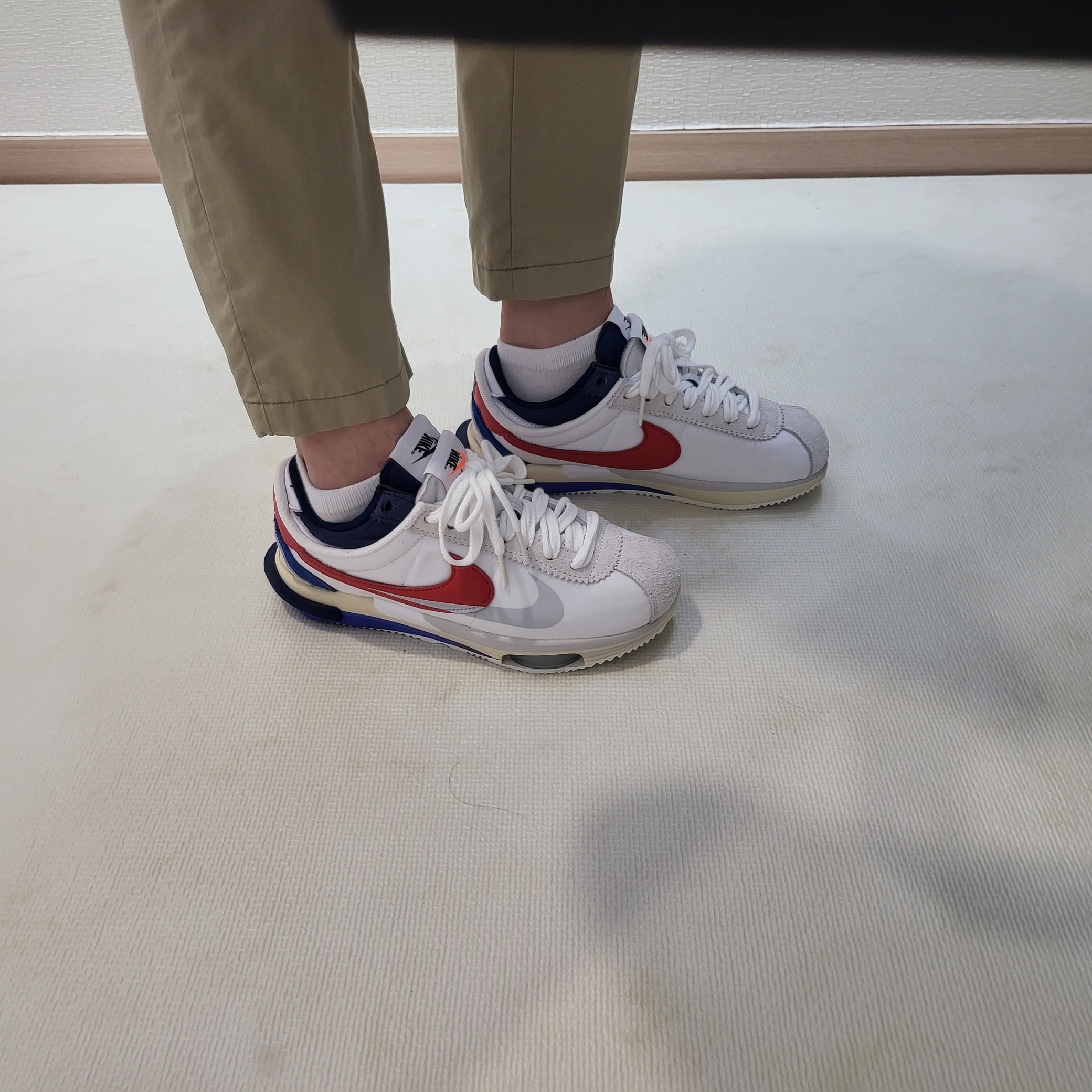 Nike x Sacai Zoom Cortez SP White and University Red 착용 스타일