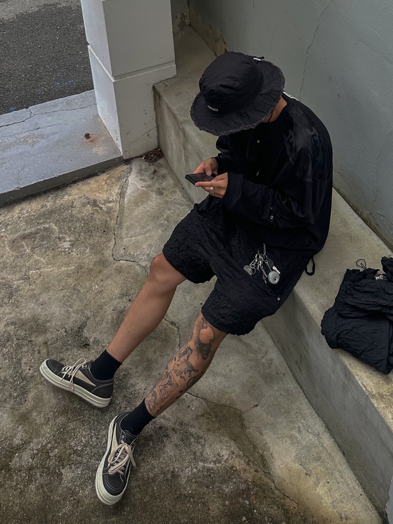 Rick Owens Drkshdw Luxor Overdyed Denim Vintage Sneakers Black Milk, Jacquemus Le Bob Artichaut Bucket Hat Black 착용 스타일 - 1