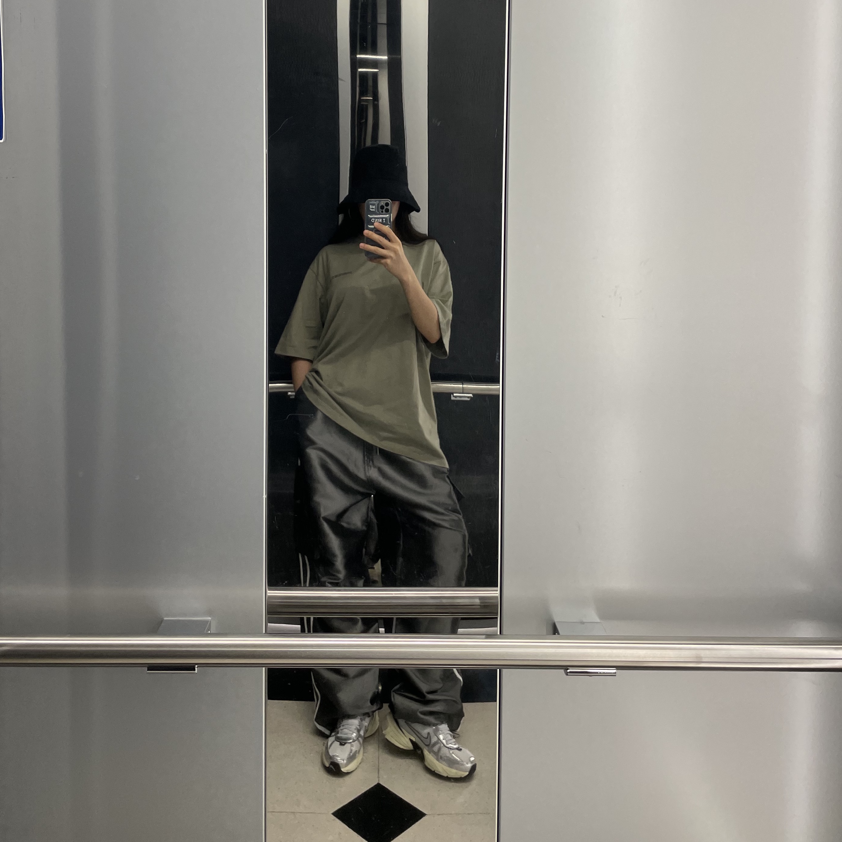 Nike V2K Run Summit White Metallic Silver 착용 스타일 - 1