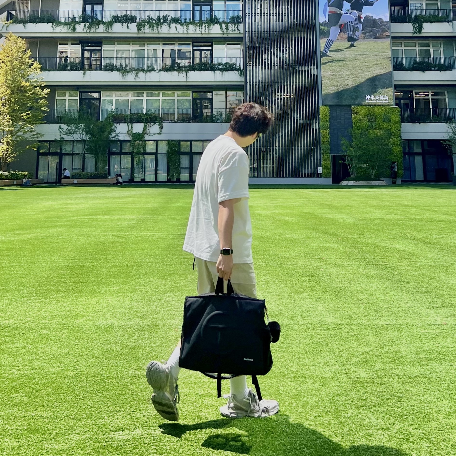 Telfar x Eastpak Large Shopper Black 착용 스타일
