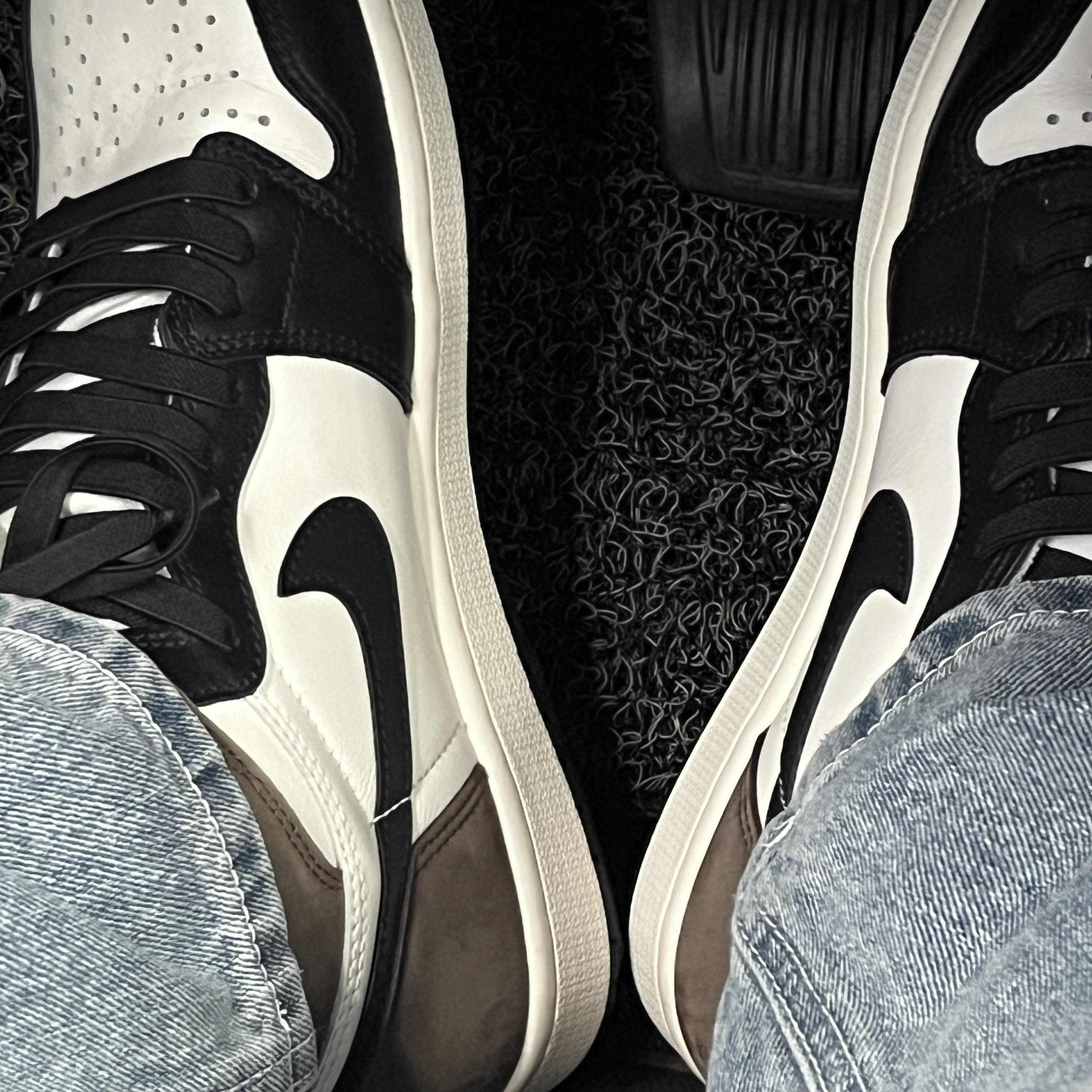 Jordan 1 Retro High OG Black Mocha 착용 스타일