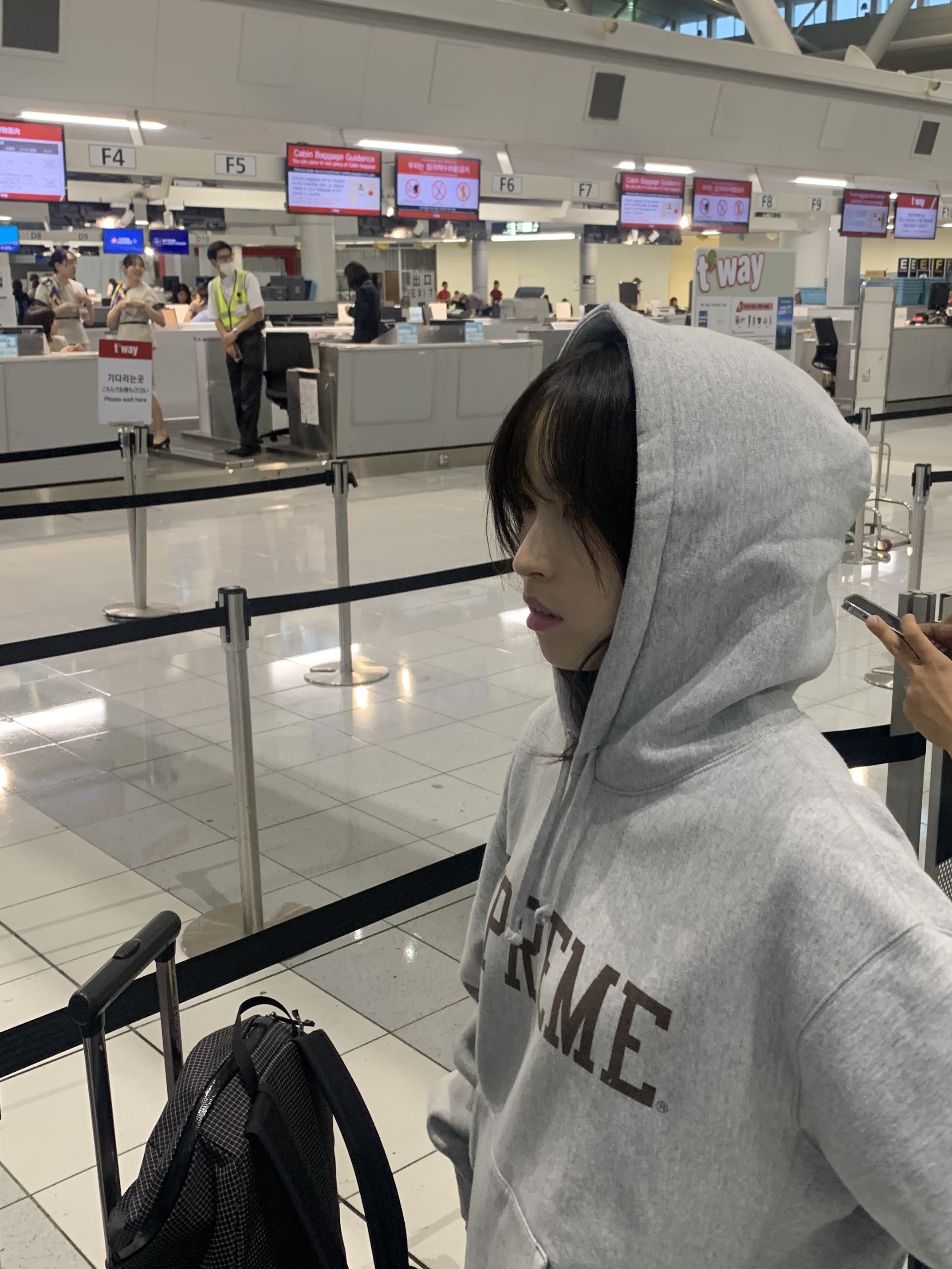 Supreme Varsity Hooded Sweatshirt Heather Grey - 23FW 착용 스타일