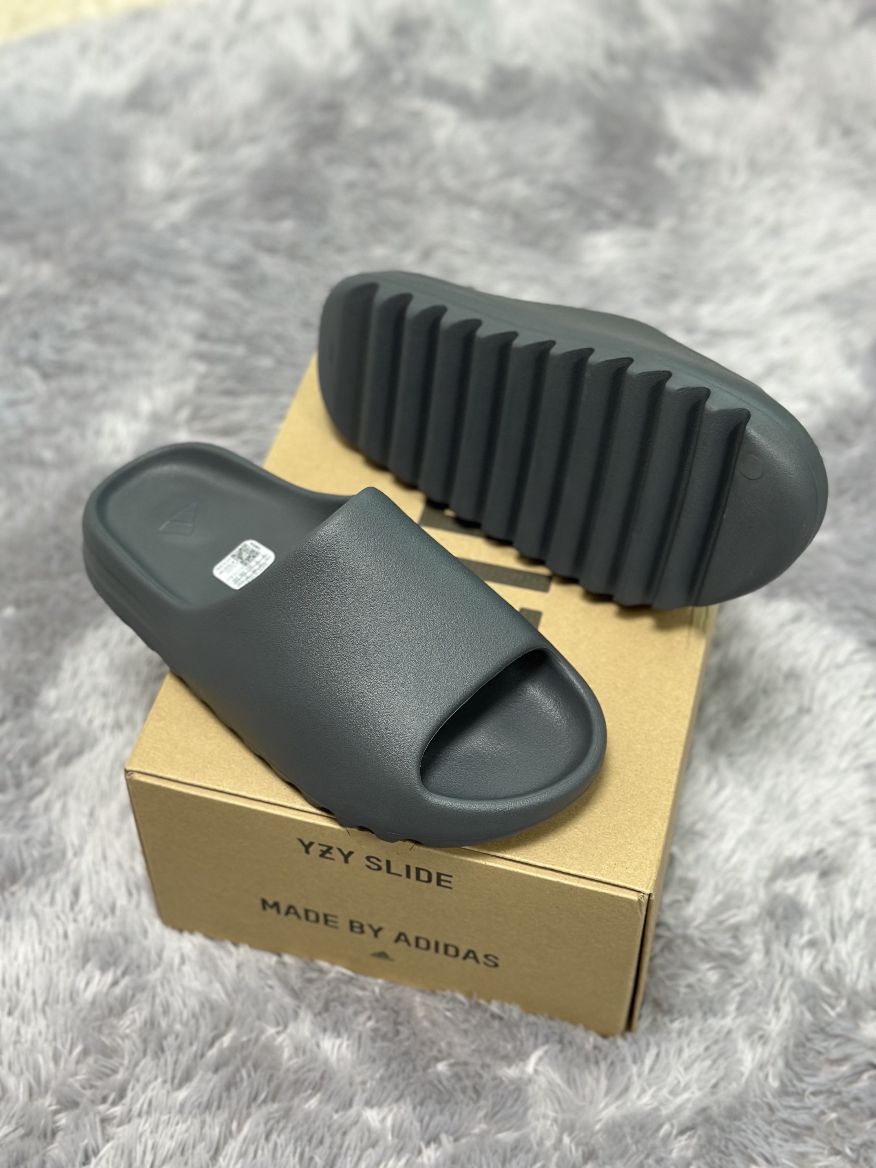 Adidas Yeezy Slide Slate Grey 착용 스타일