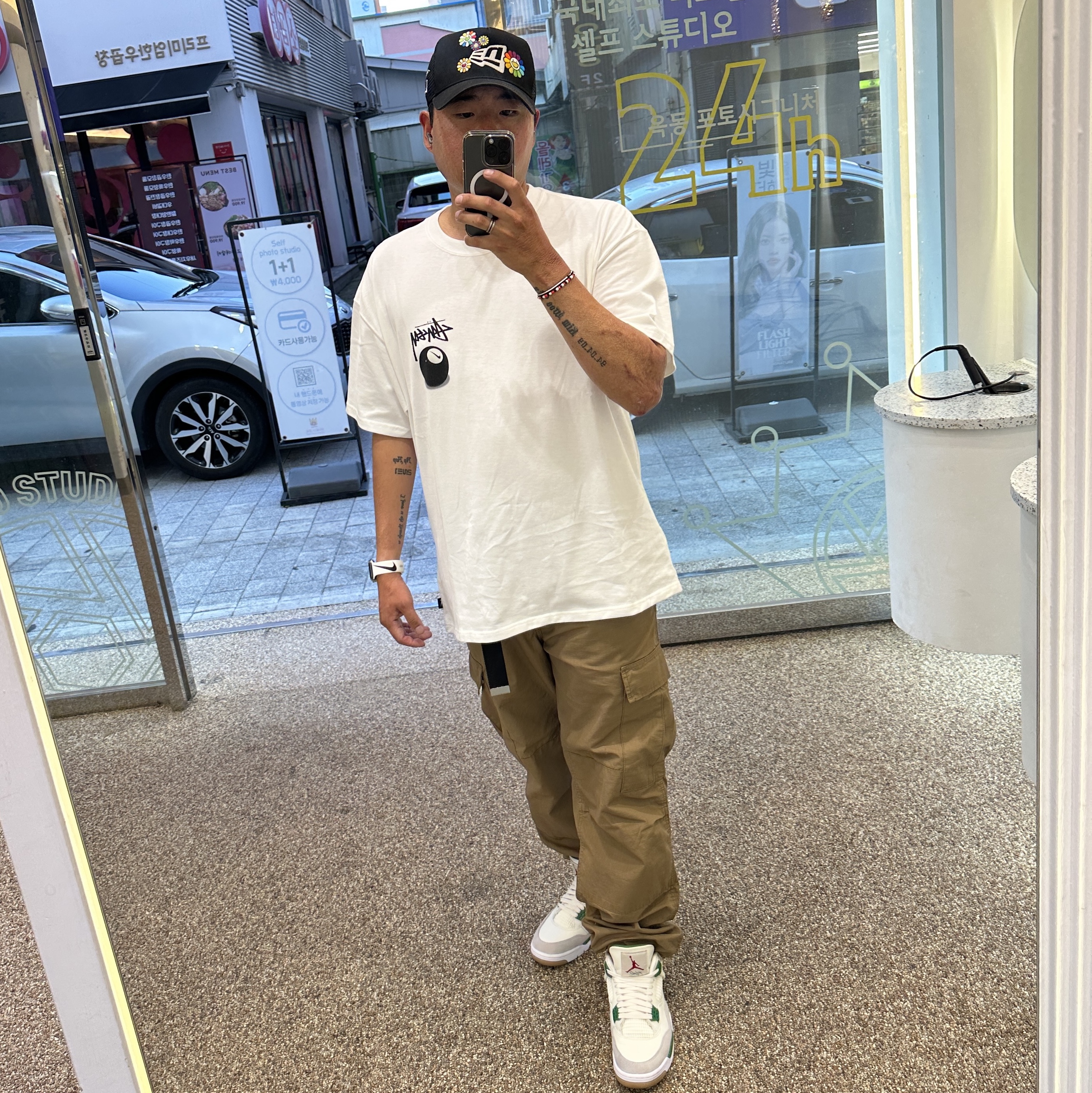 Nike x Stussy NRG FL SS 8 Ball T-Shirt White (DO9322-100), New Era x Murakami Takashi Ohana A-Frame Mesh Cap Black 착용 스타일 - 1