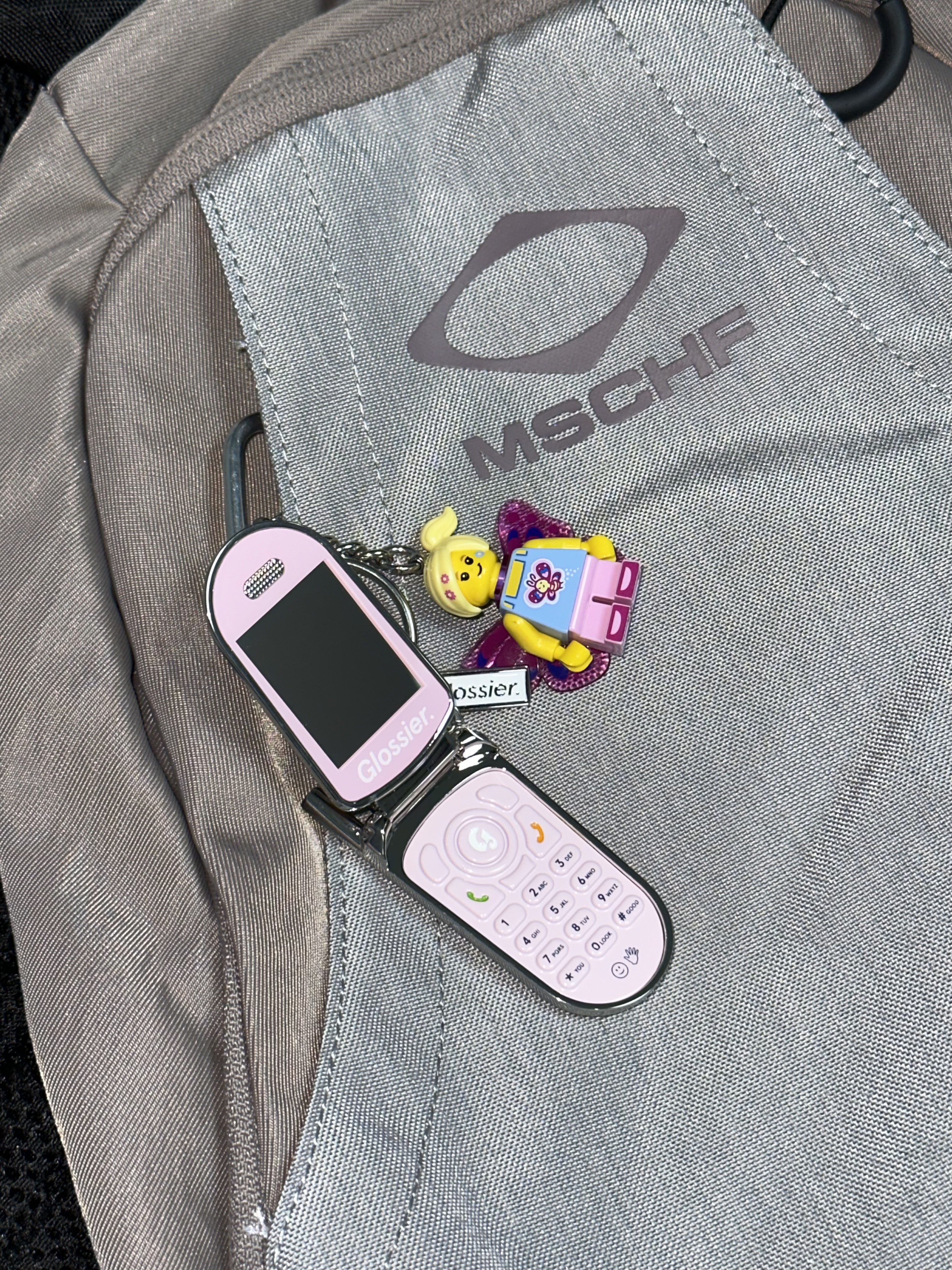 Glossier Cell Phone Keychain - LA Exclusive, Mischief Rhombus Backpack Pink Grey 착용 스타일