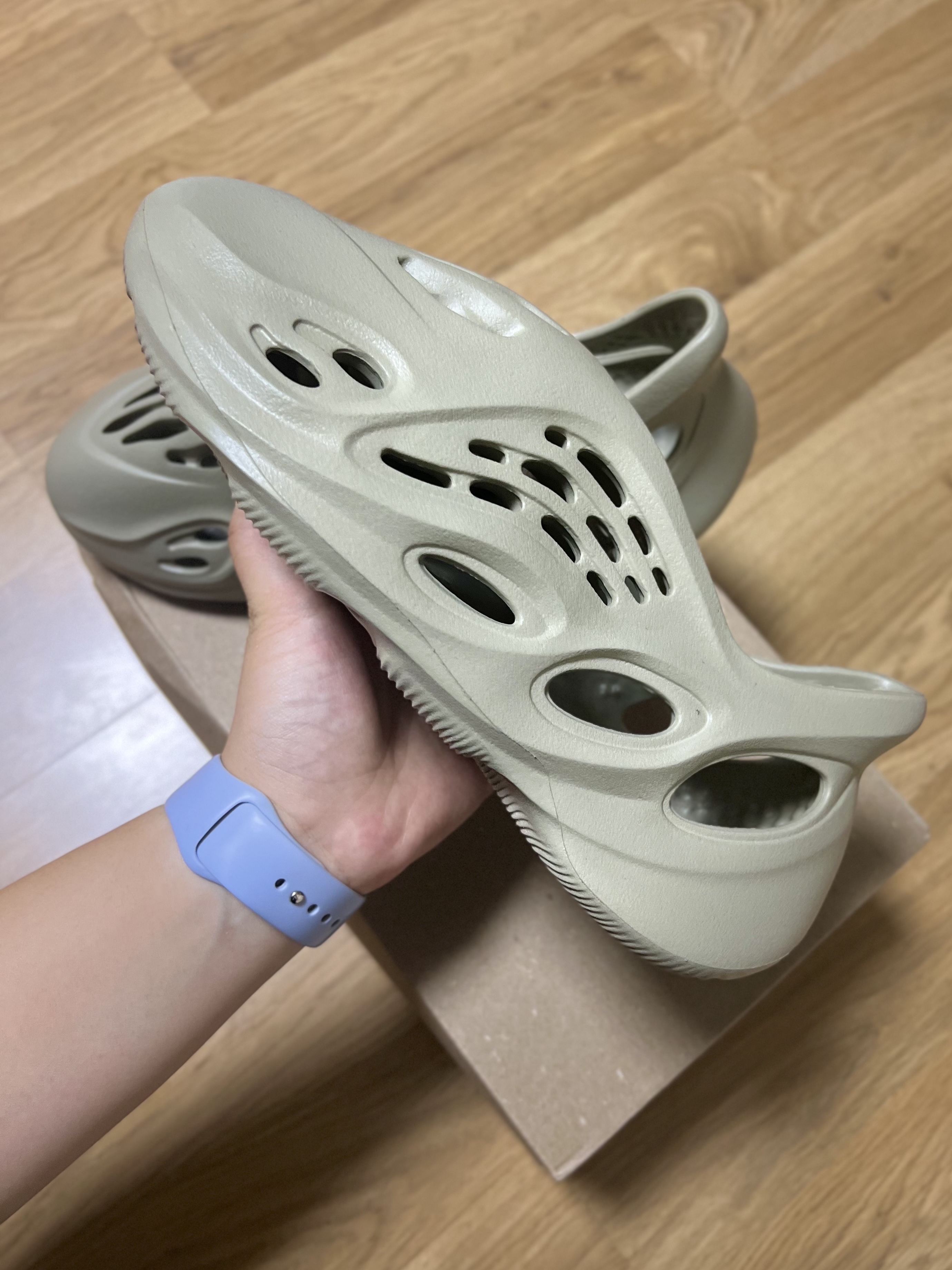 Adidas Yeezy Foam RNNR Stone Salt 착용 스타일