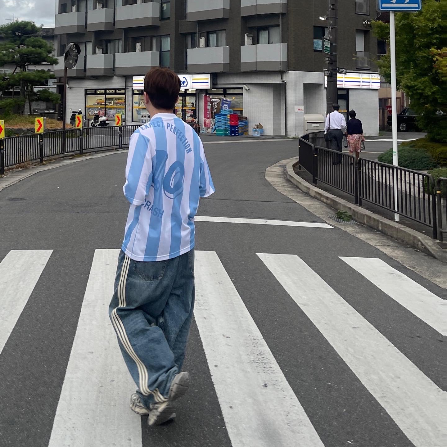 Balenciaga x Adidas Large Baggy Trousers Blue, Martine Rose Twist Short Sleeve Football Top White Light Blue Stripe Print 착용 스타일 - 1