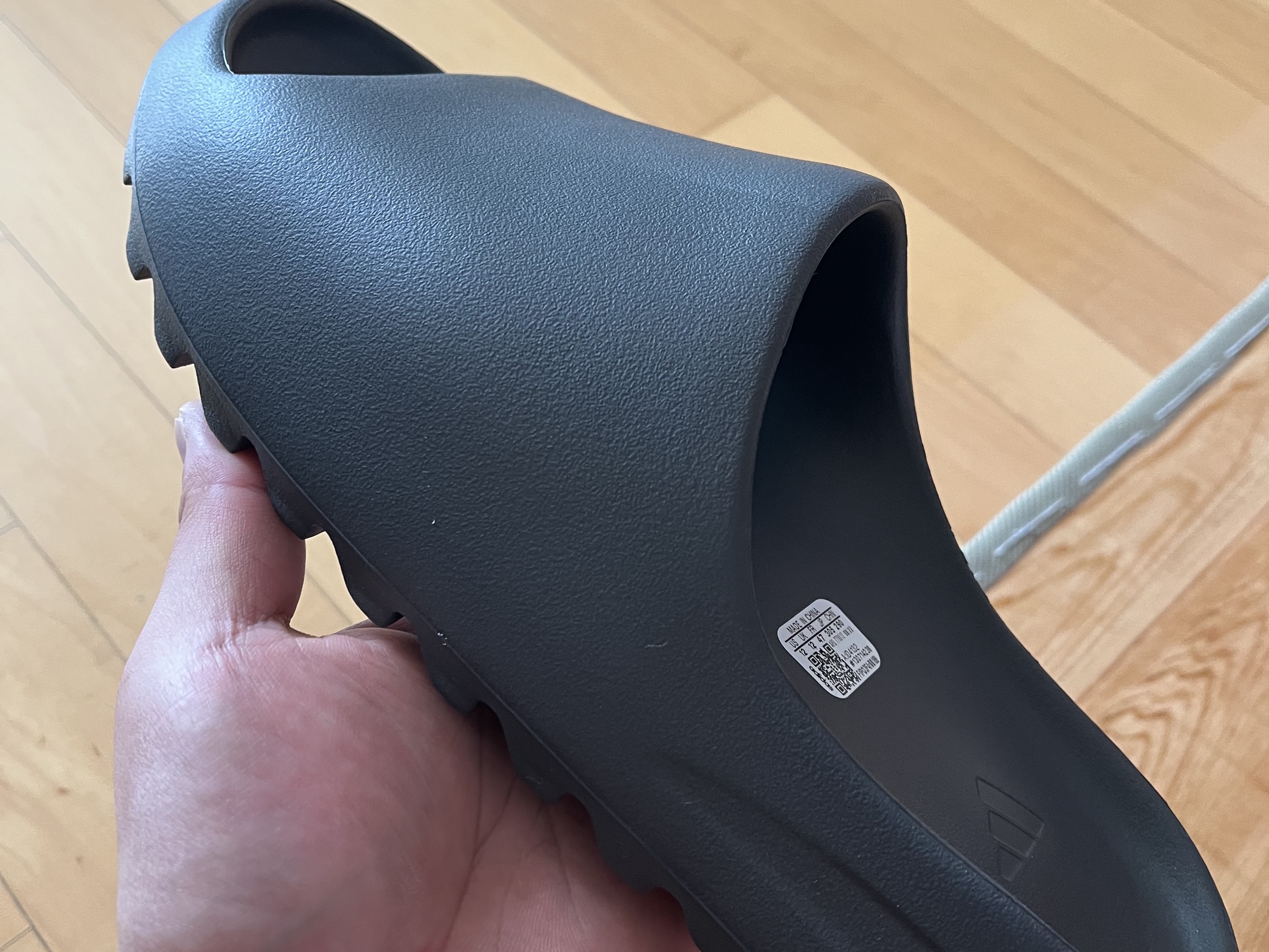 Adidas Yeezy Slide Granite 착용 스타일