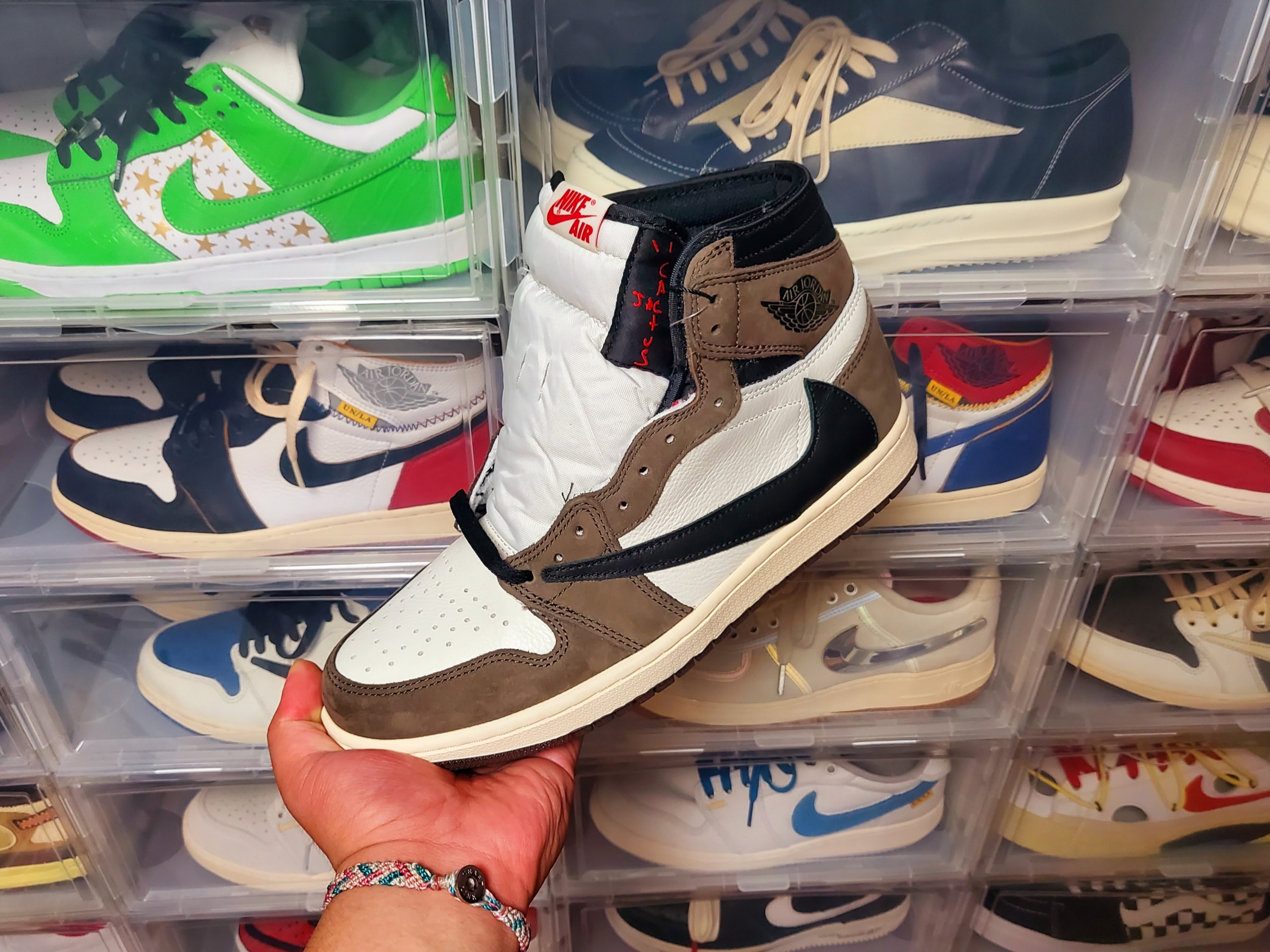 Jordan 1 x Travis Scott Retro High OG SP Mocha 착용 스타일 - 1