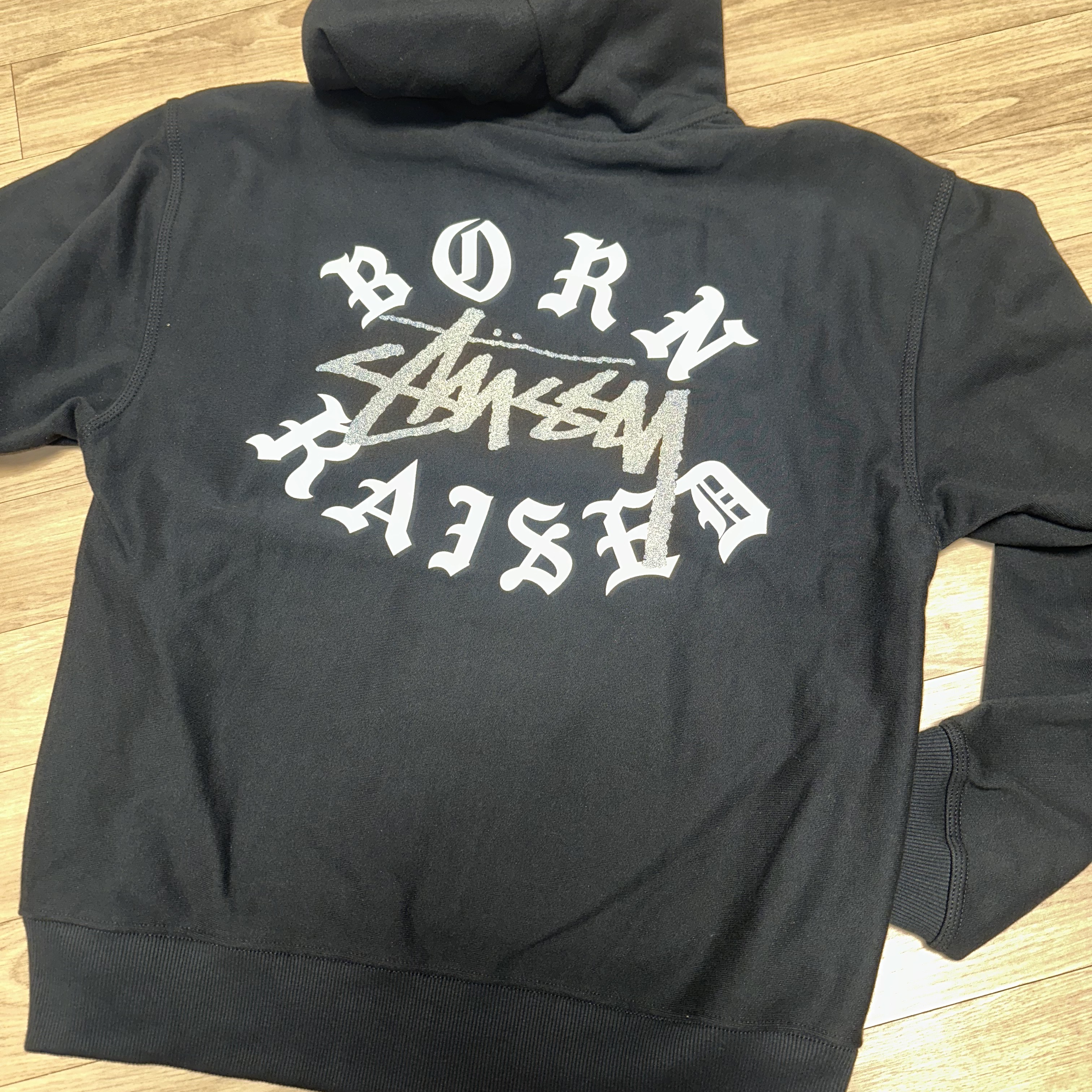 Stussy x Born X Raised Logo Zip Hoodie Black 착용 스타일 - 3