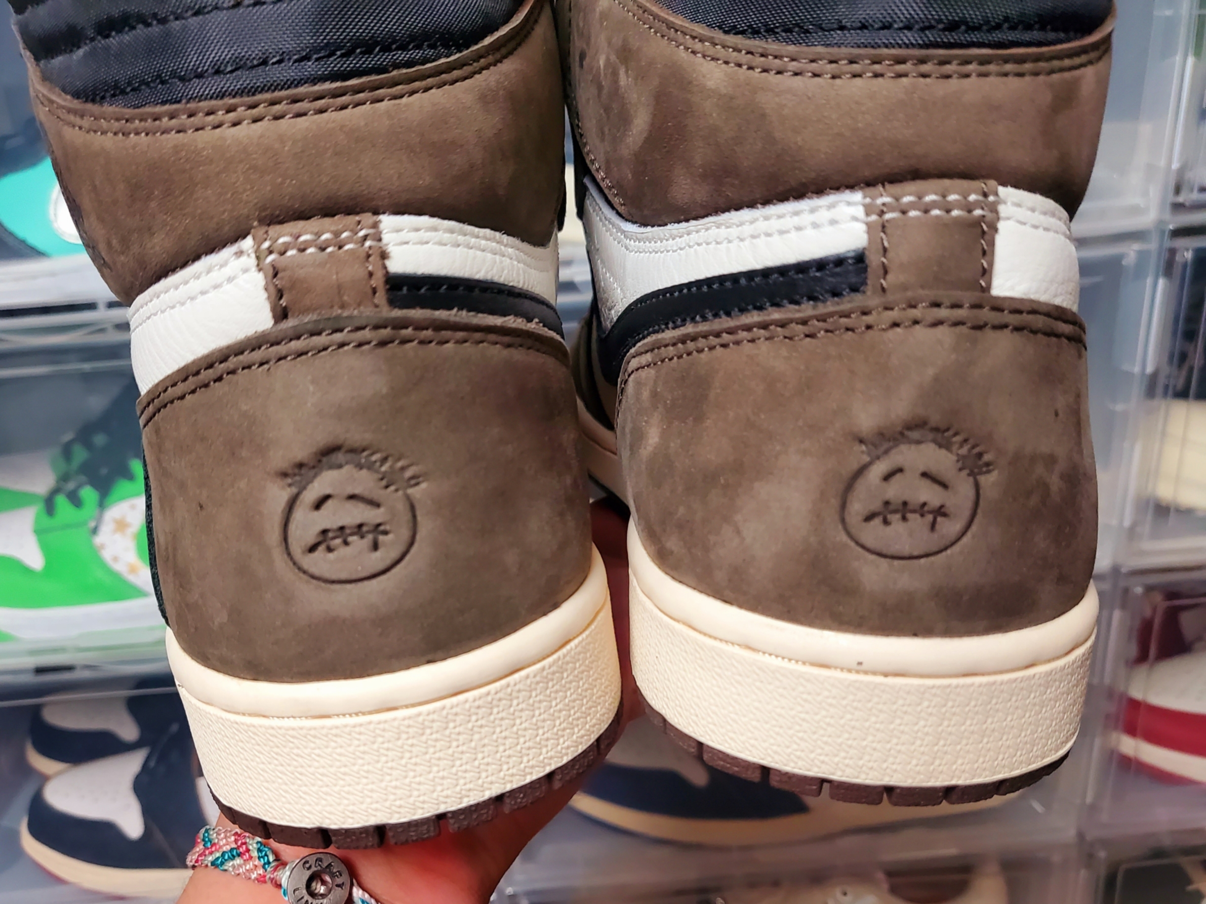 Jordan 1 x Travis Scott Retro High OG SP Mocha 착용 스타일 - 4