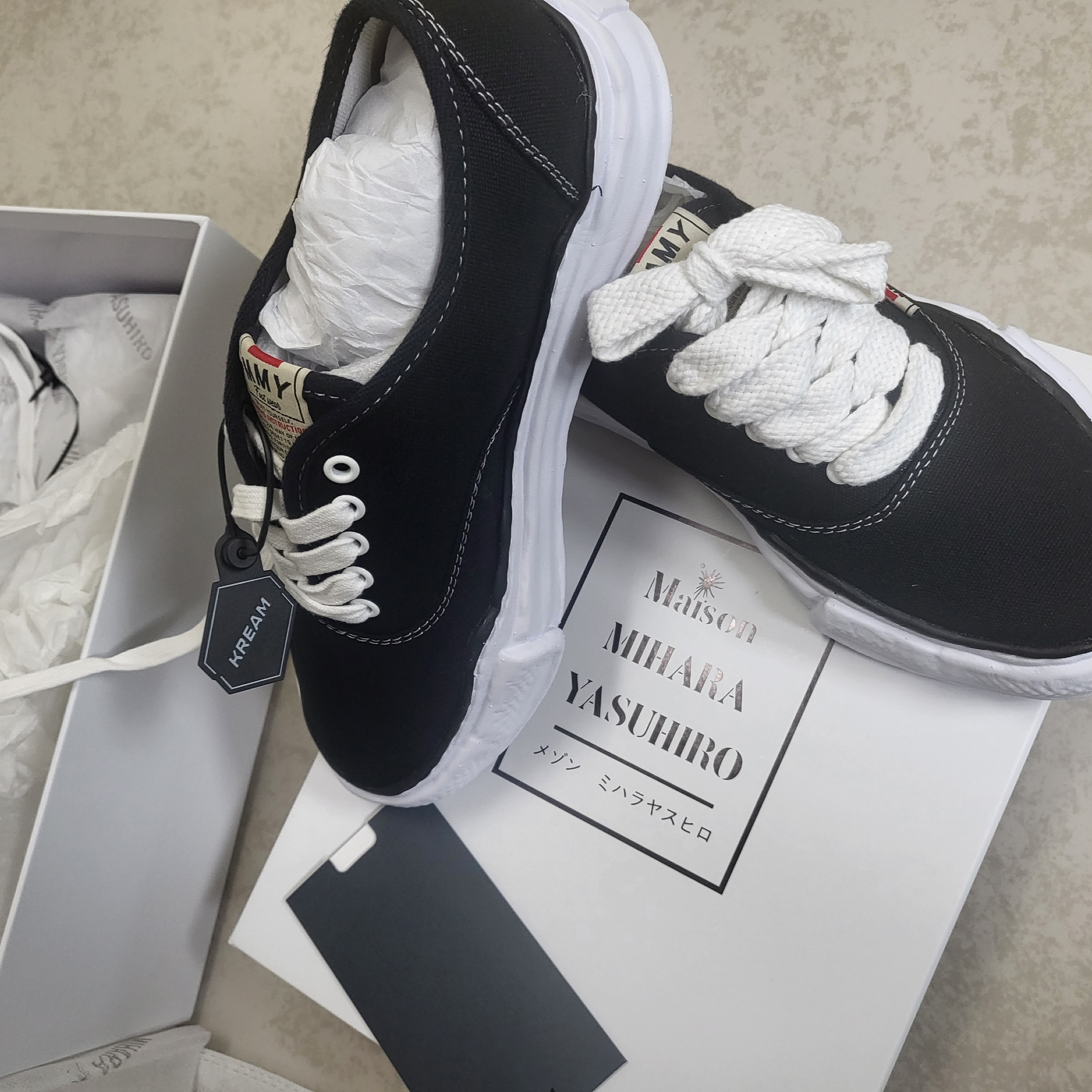 Maison Mihara Yasuhiro Baker OG Sole Canvas Low Cut Sneakers Black 착용 스타일 - 3