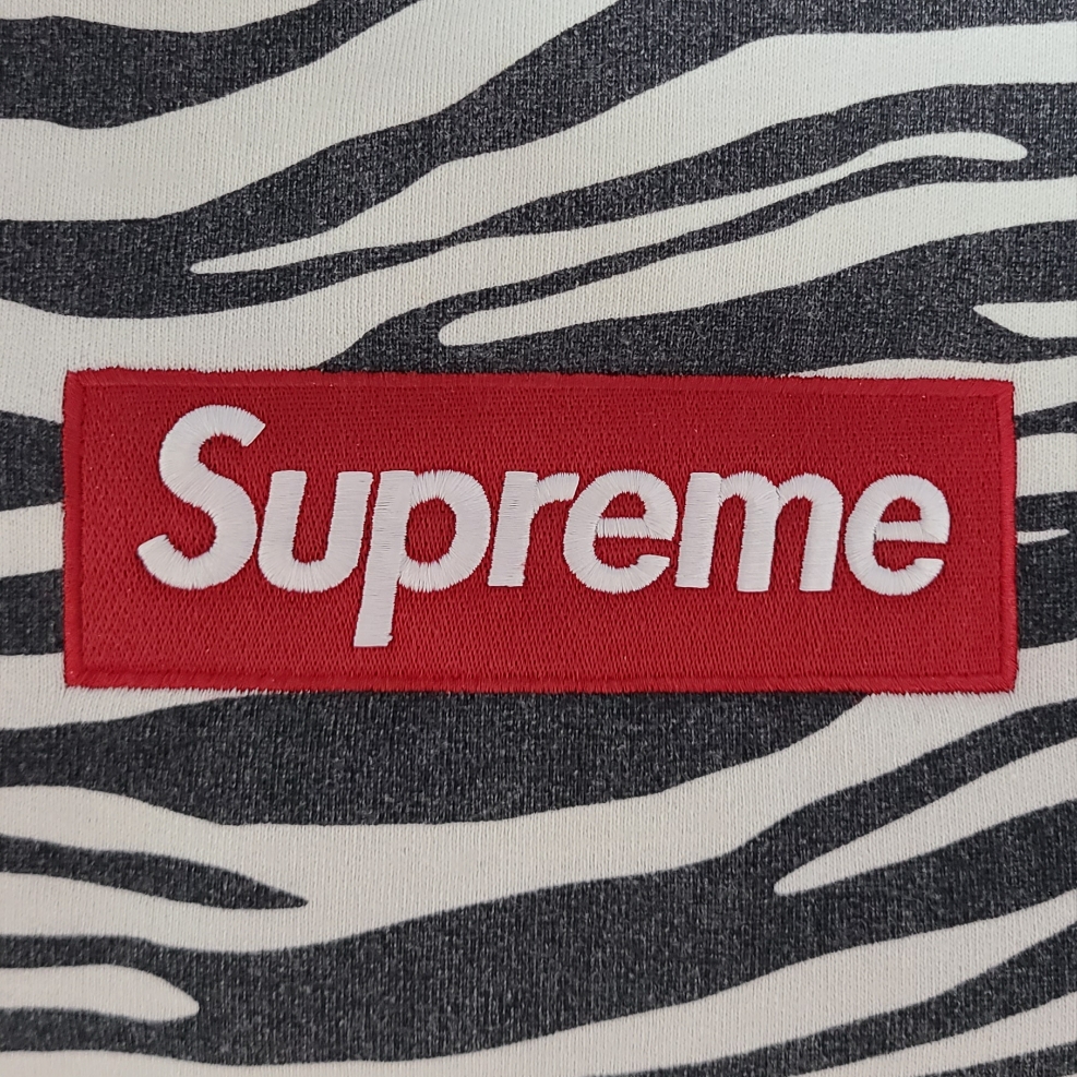 Supreme Box Logo Crewneck Zebra - 22FW 착용 스타일 - 1