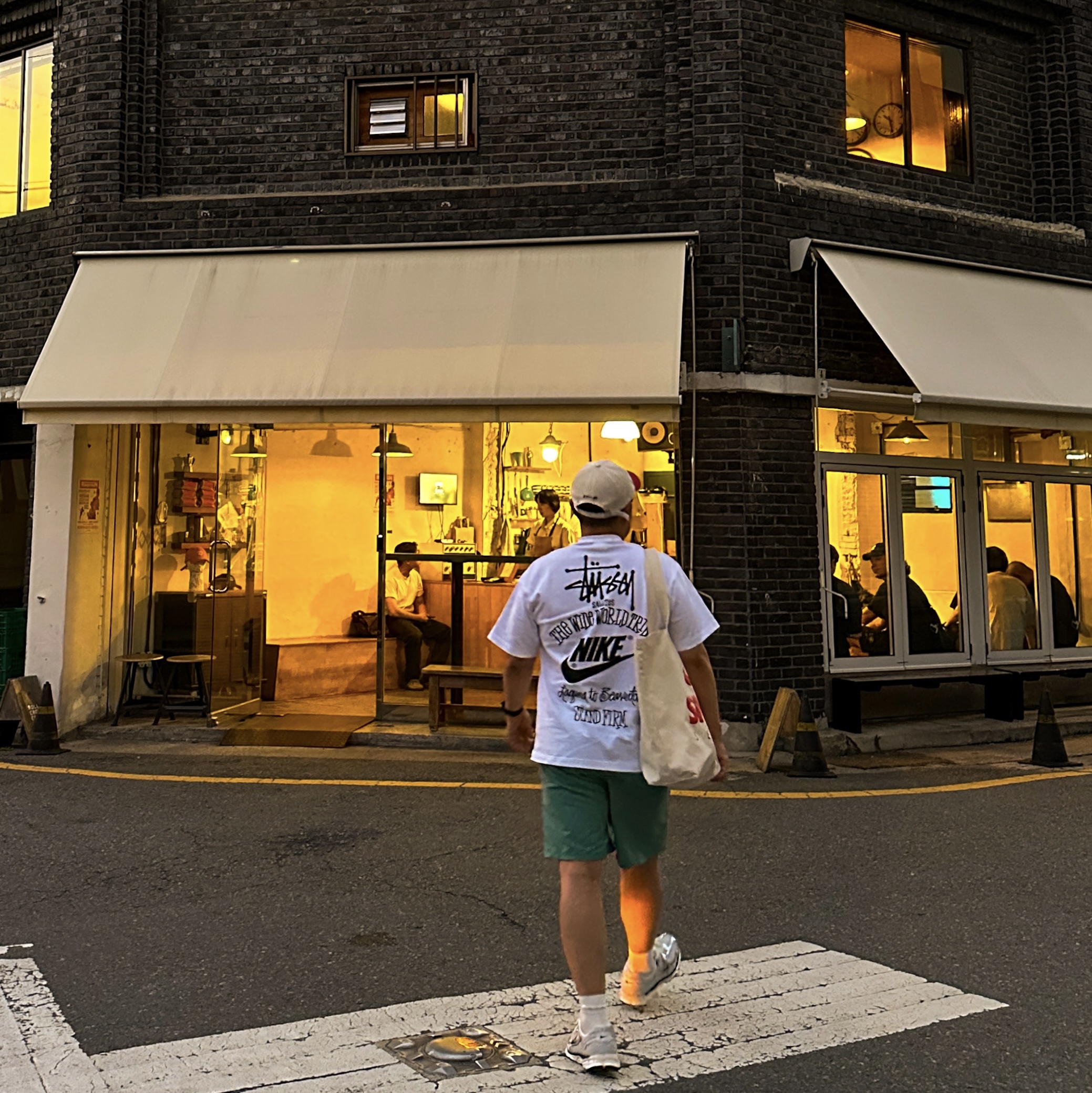 Nike x Stussy T-Shirt White (DV1774-100), (W) Nike Zoom Vomero 5 Photon Dust and Metallic Silver 착용 스타일
