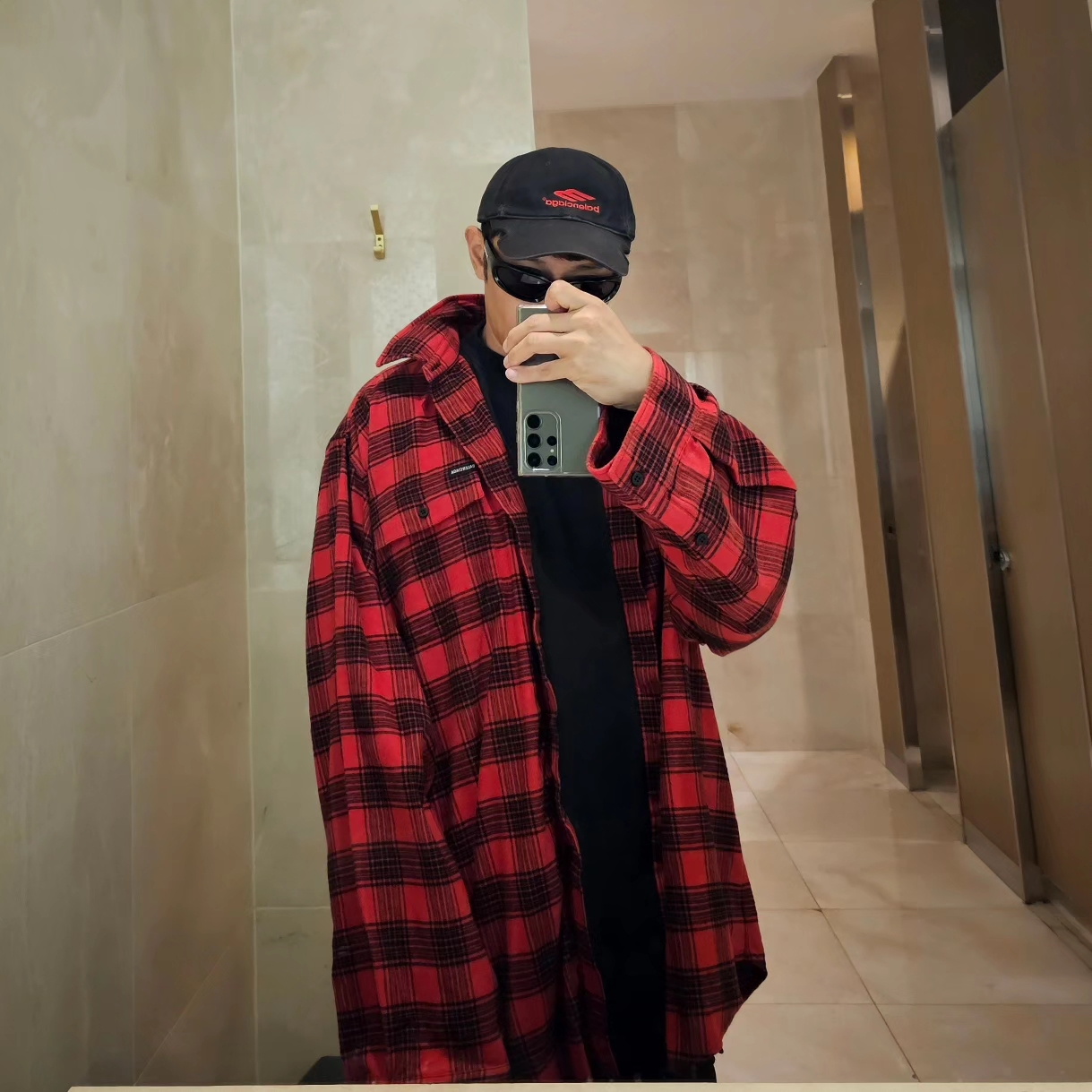 Balenciaga Trompe L'oeil Oversized Shirt Red, Balenciaga 3XL Sneakers Black White 착용 스타일 - 4