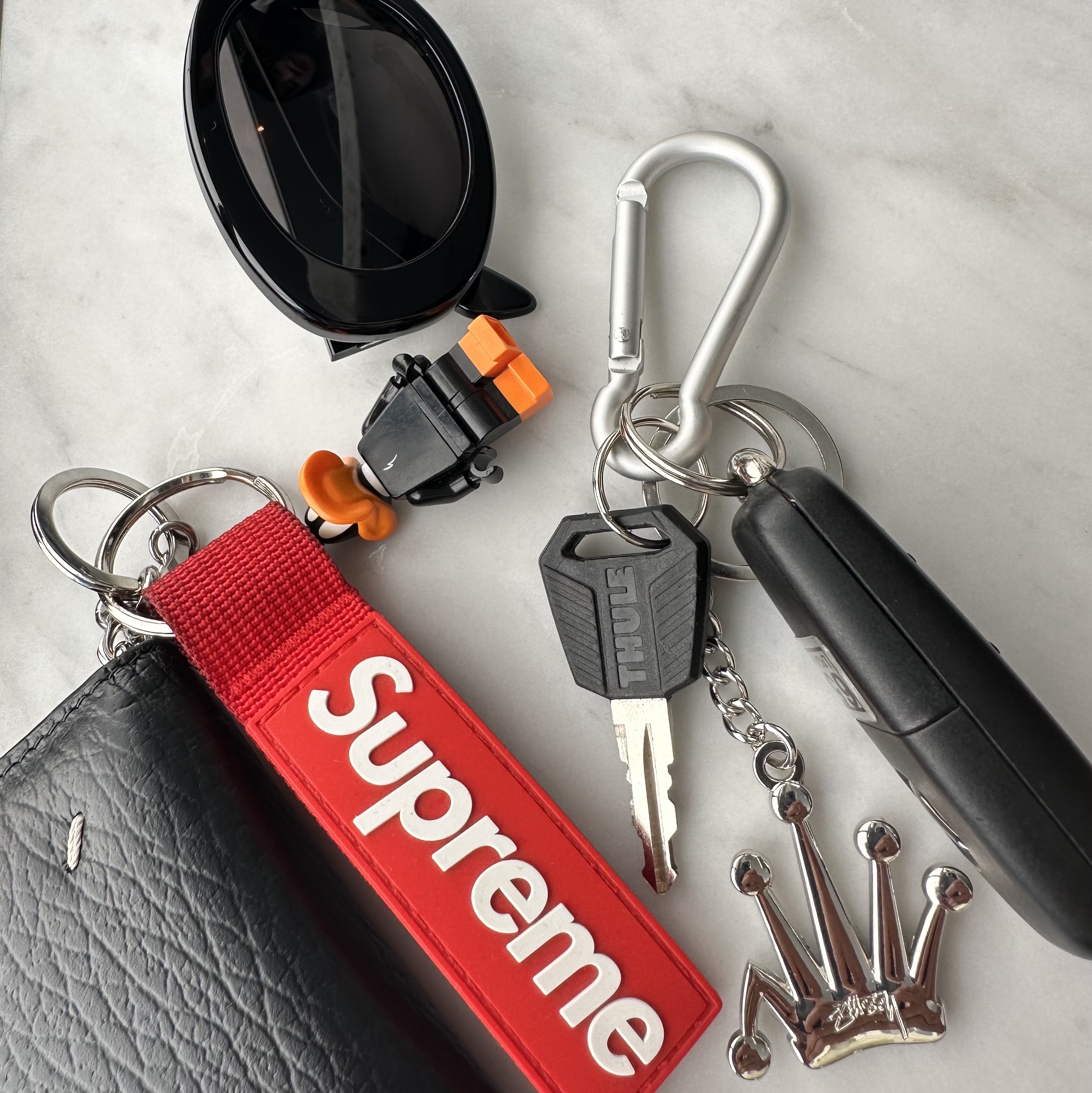Supreme Webbing Keychain Red - 23SS, Stussy Metal Bent Crown Keychain Silver 착용 스타일