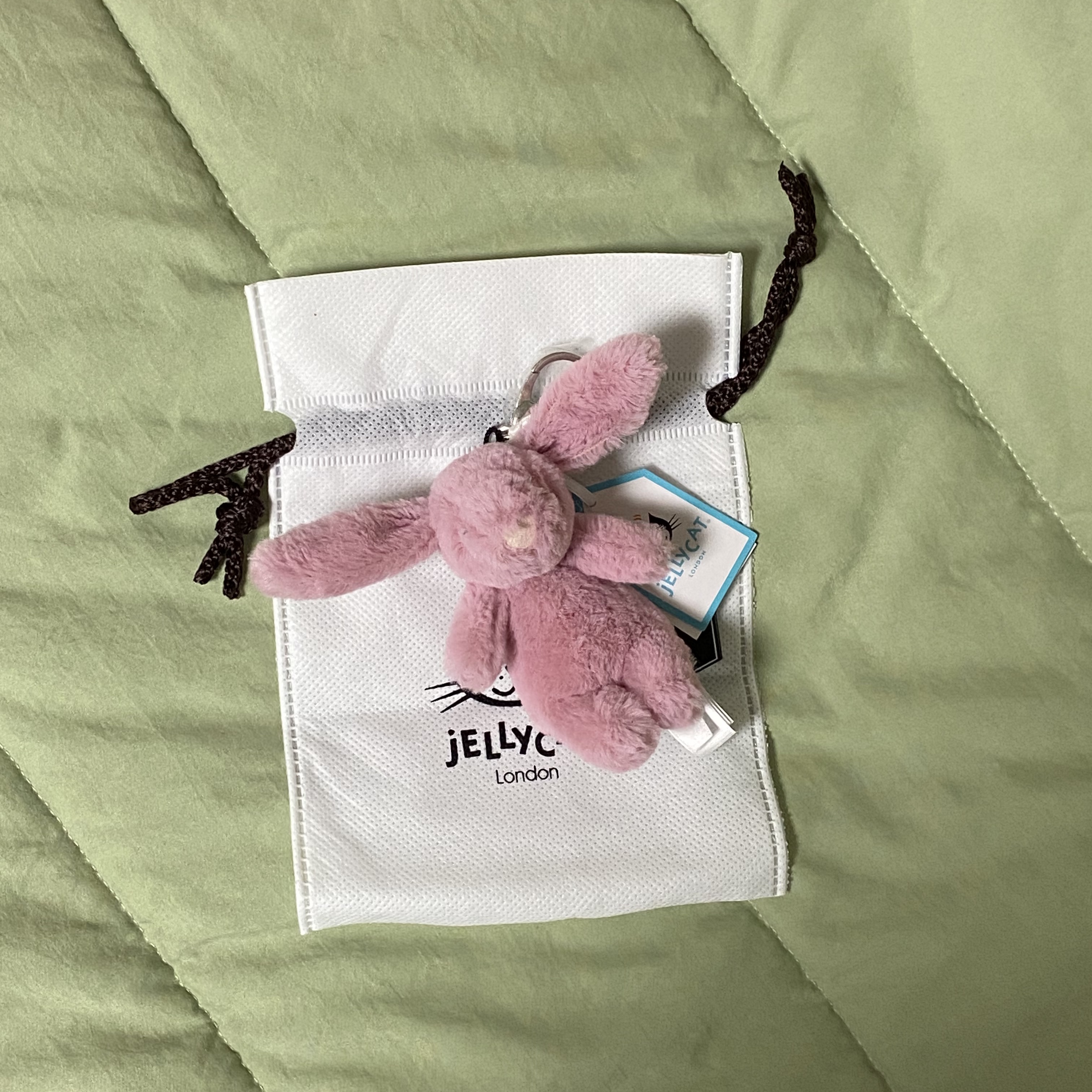 Jellycat Bashful Bunny Bag Charm Tulip 착용 스타일 - 3