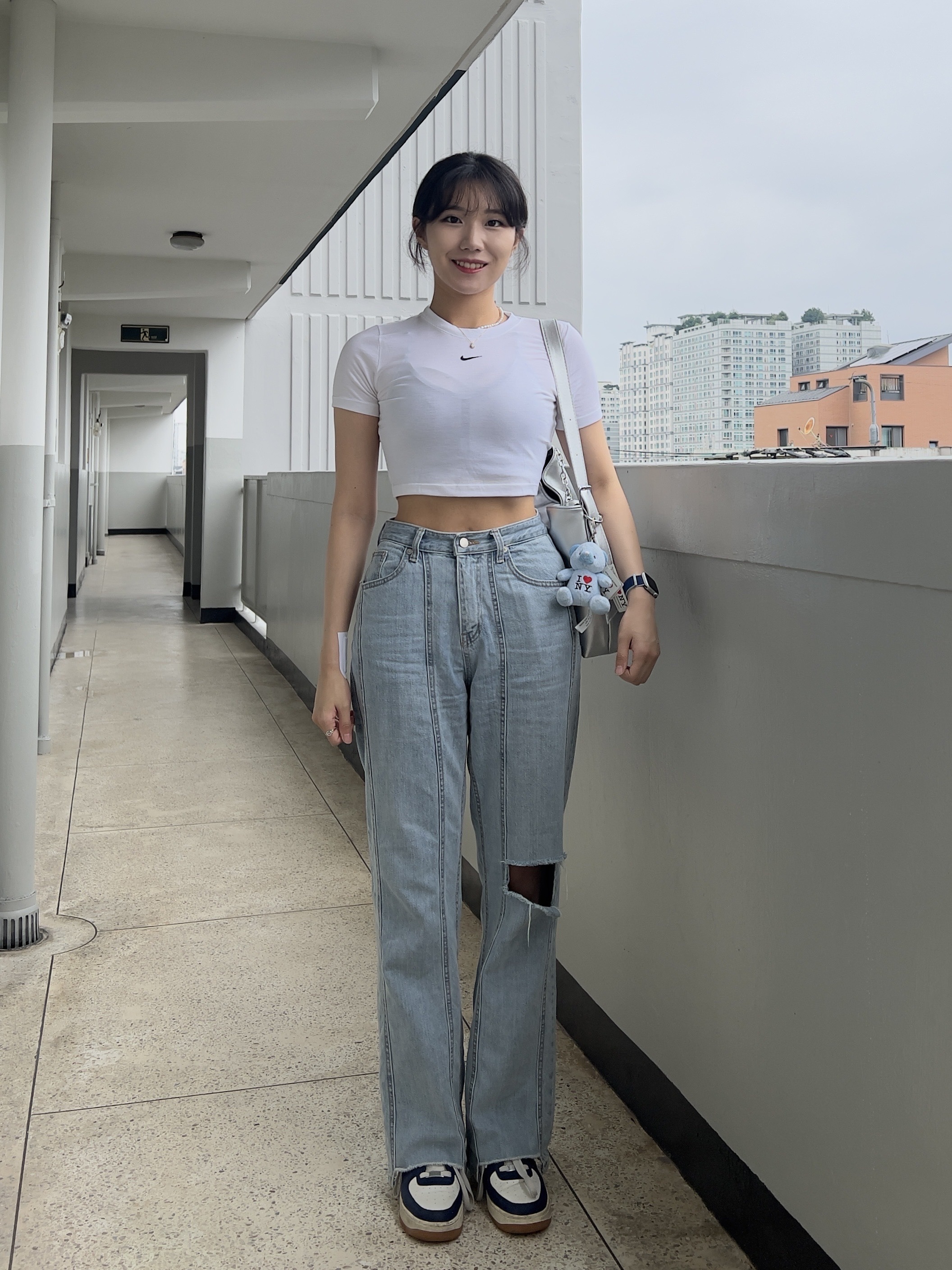 (W) Nike NSW Essential Slim Fit Crop T-Shirt White - Asia, (GS) Nike Air Force 1 LV8 3 Midnight Navy 착용 스타일 - 2