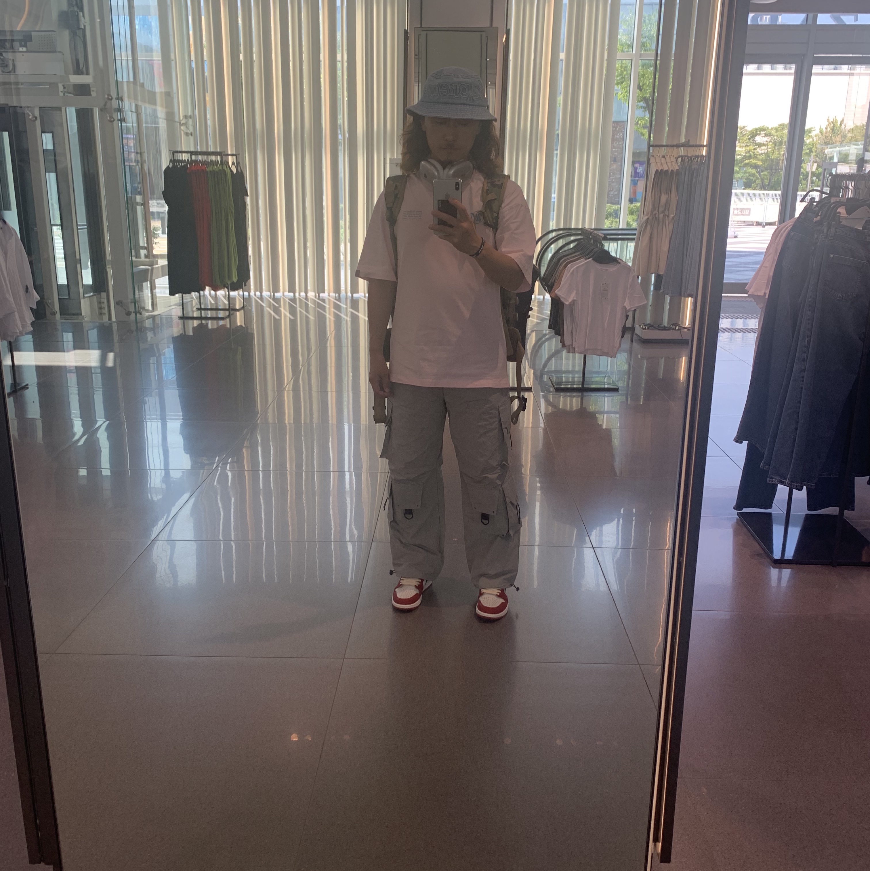 Supreme Outline Crusher Denim - 23SS, Jordan 1 Retro High OG Chicago 2022 착용 스타일