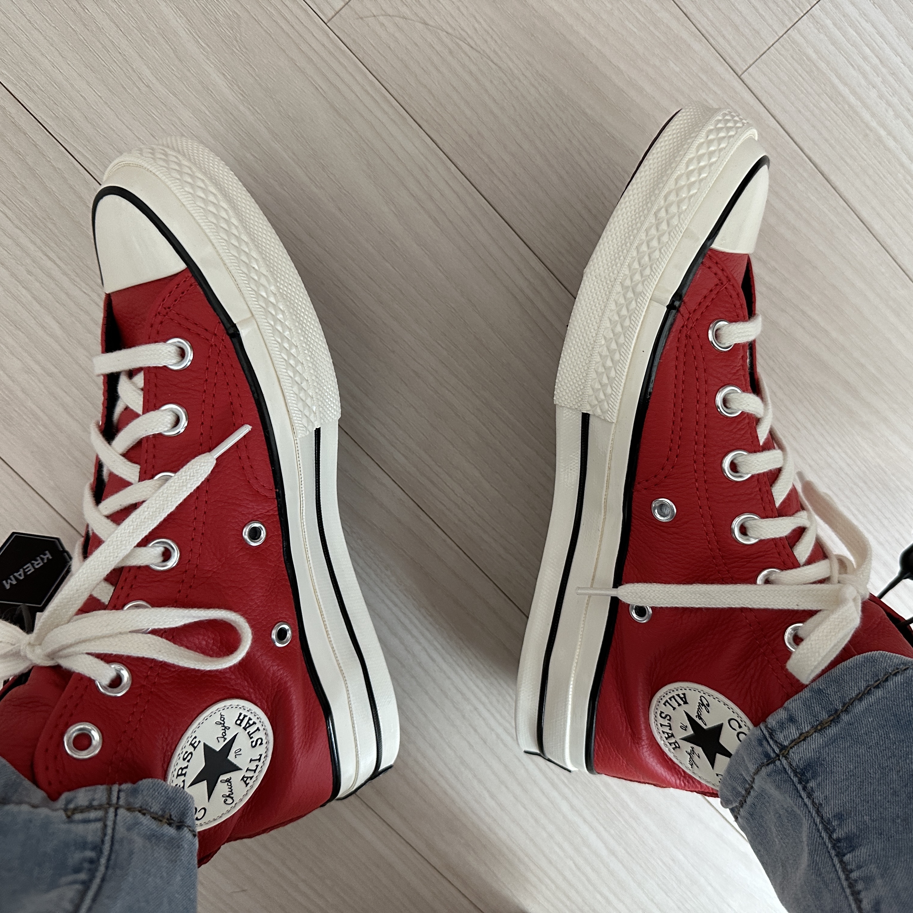Converse Chuck 70 High Seasonal Leather University Red 착용 스타일 - 1