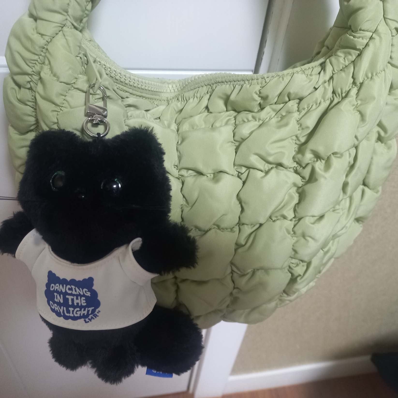 COS Quilted Mini Bag Light Green 착용 스타일 - 2
